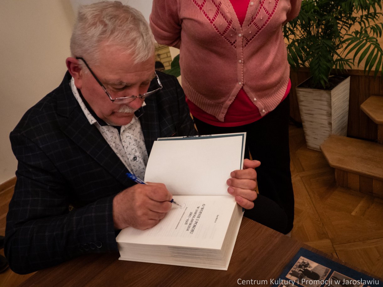 Jan Kuca podpisuje książki
