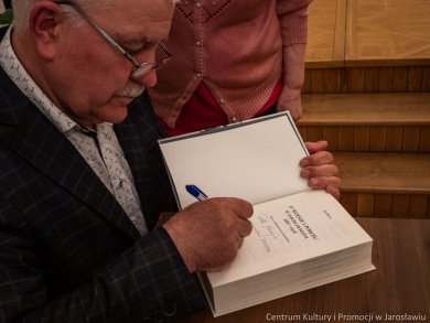 Spotkanie z autorem „Opowieści jarosławskiego Zasania” Jan Kuca podpisuje książki