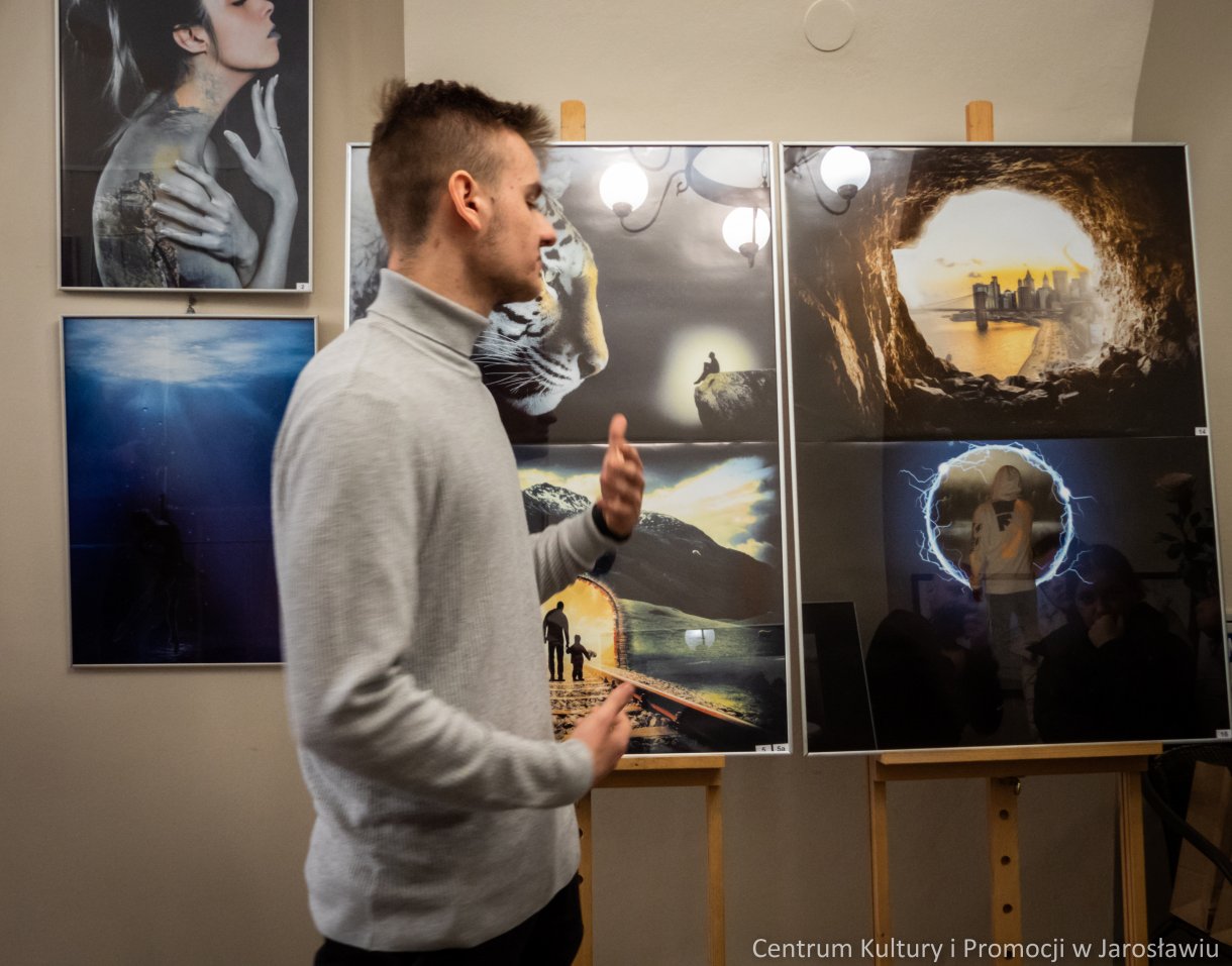 Wystawa „FOTOMANIPULACJE” uczniów Zespół Szkół Innowacyjnych w Jarosławiu została oficjalnie otwarta w Galerii w Holu u Attavantich Centrum Kultury i Promocji w Jarosławiu w środę 6 kwietnia.