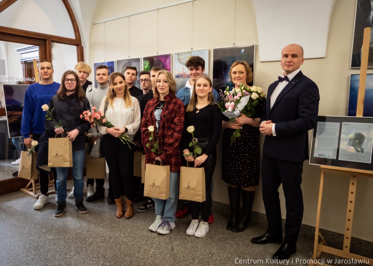 Wystawa „FOTOMANIPULACJE” uczniów Zespół Szkół Innowacyjnych w Jarosławiu została oficjalnie otwarta w Galerii w Holu u Attavantich Centrum Kultury i Promocji w Jarosławiu w środę 6 kwietnia.