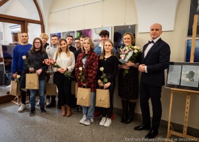 „FOTOMANIPULACJE” uczniów ZSI Wystawa „FOTOMANIPULACJE” uczniów Zespół Szkół Innowacyjnych w Jarosławiu została oficjalnie otwarta w Galerii w Holu u Attavantich Centrum Kultury i Promocji w Jarosławiu w środę 6 kwietnia.