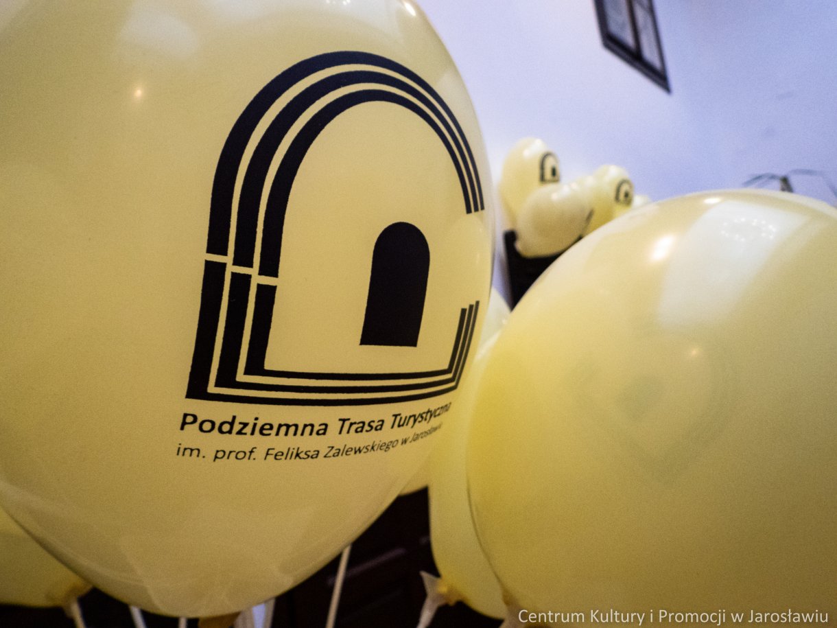 balony z logo podziemnej trasy turystycznej