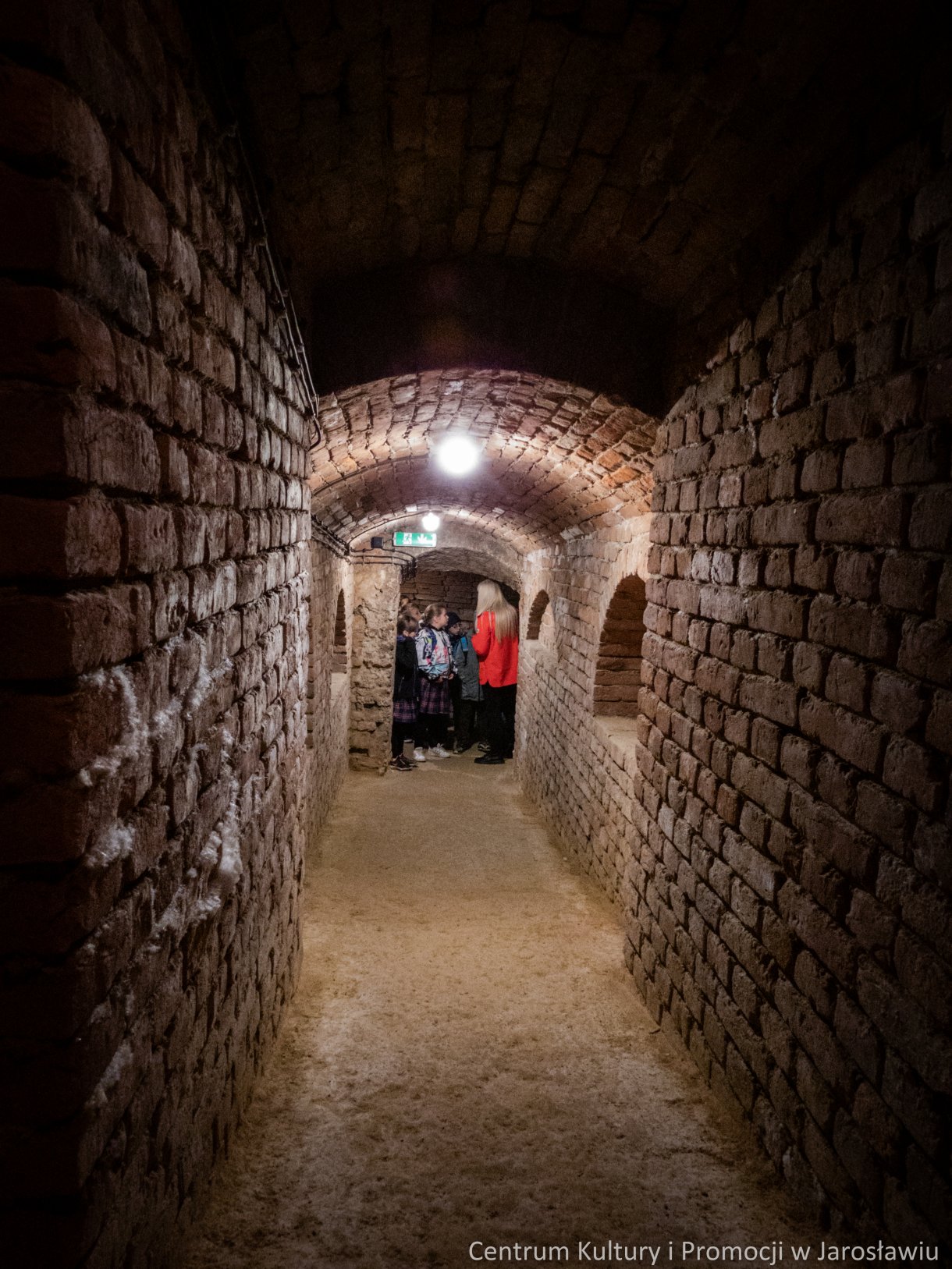 turyści z przewodnikiem