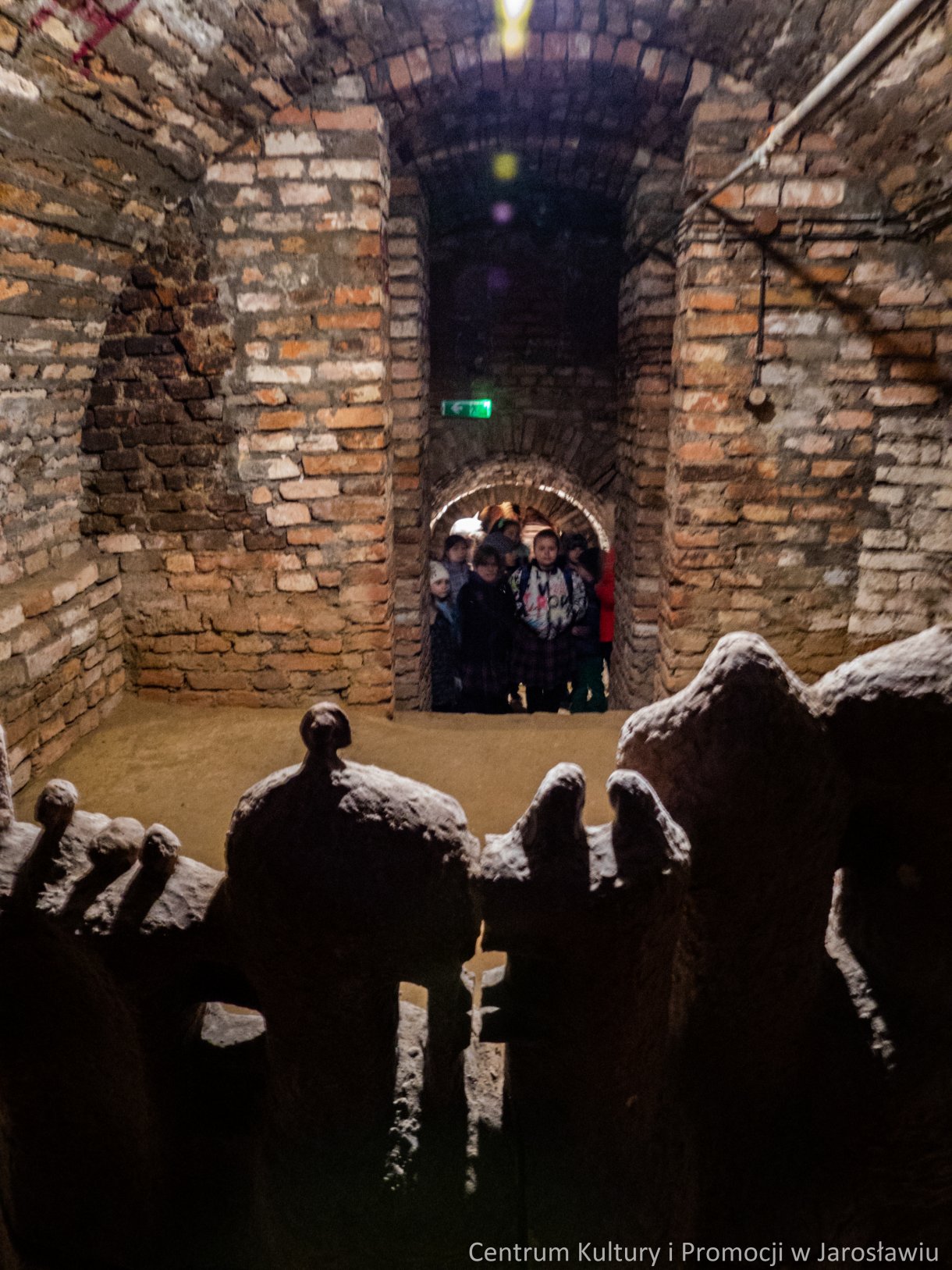 turyści z przewodnikiem