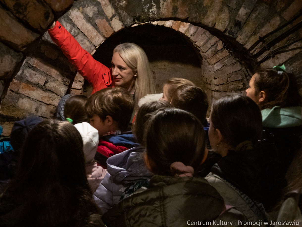 turyści z przewodnikiem