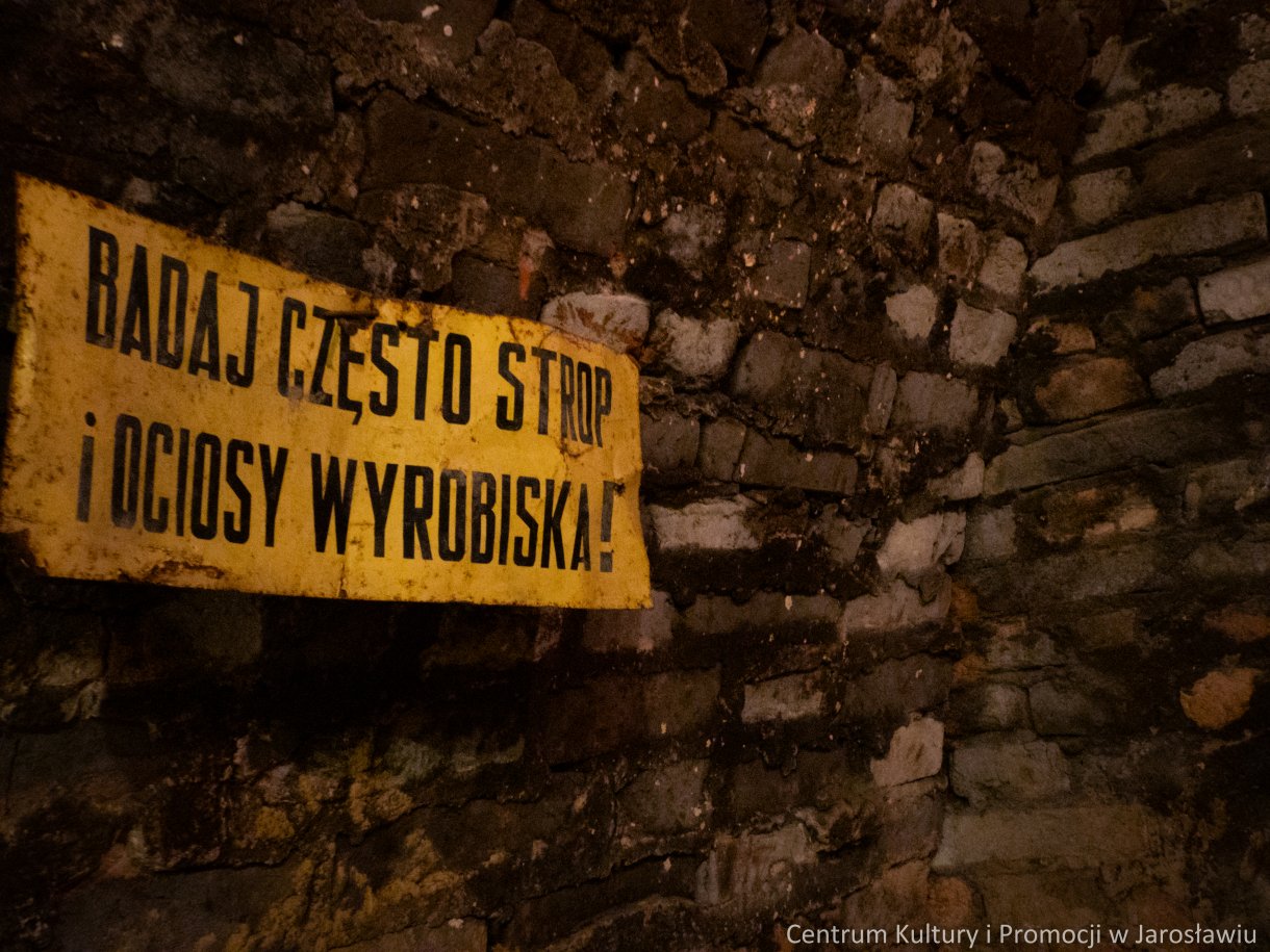 tablica ostrzegawcza pozostałość po ekipie ratującej podziemia