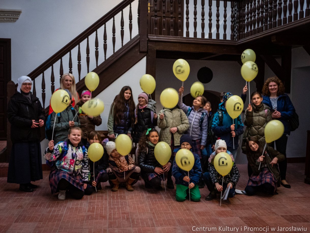 turyści z przewodnikiem