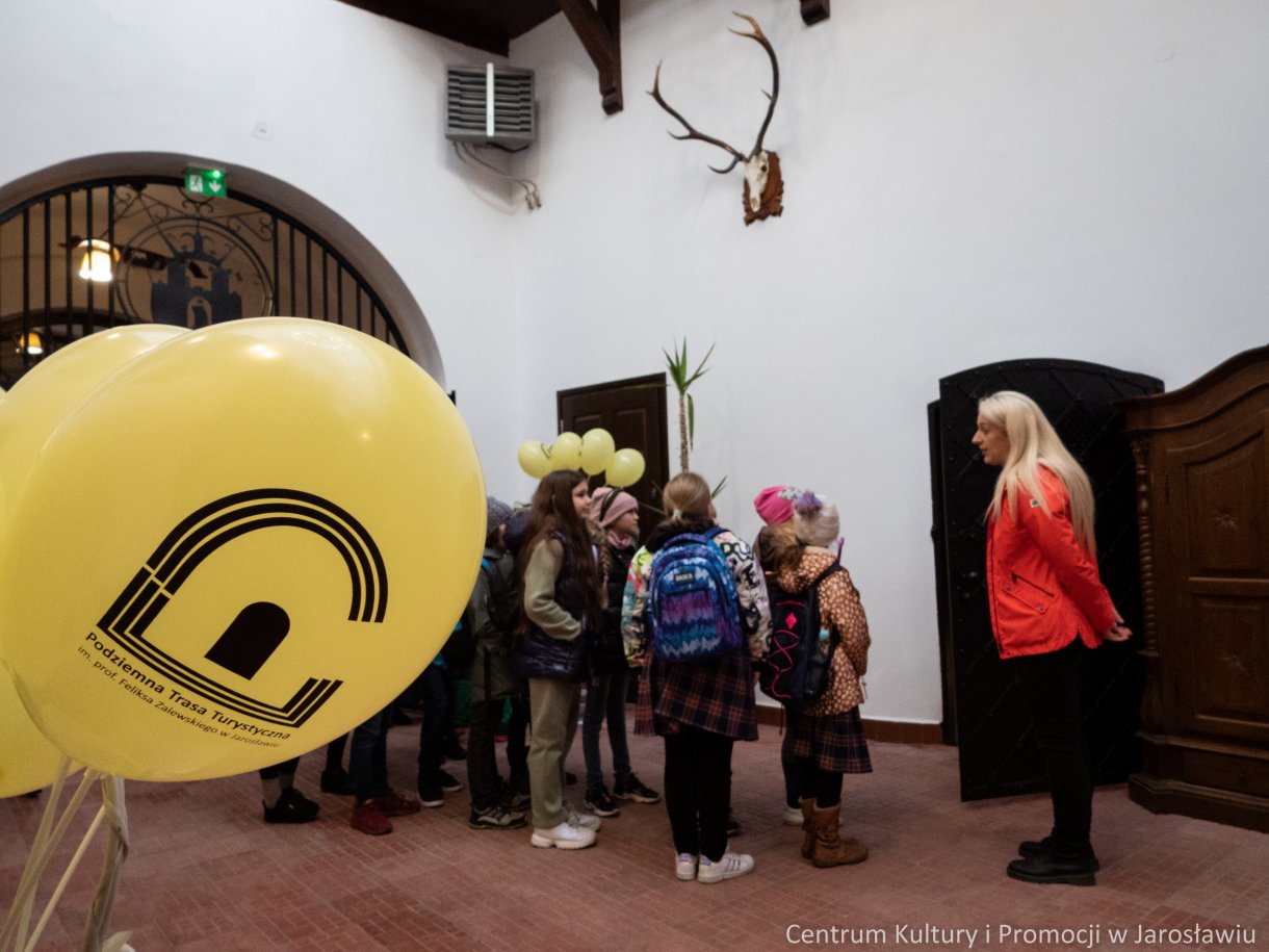 balony z logo PTT w tle turyści i przewodnik