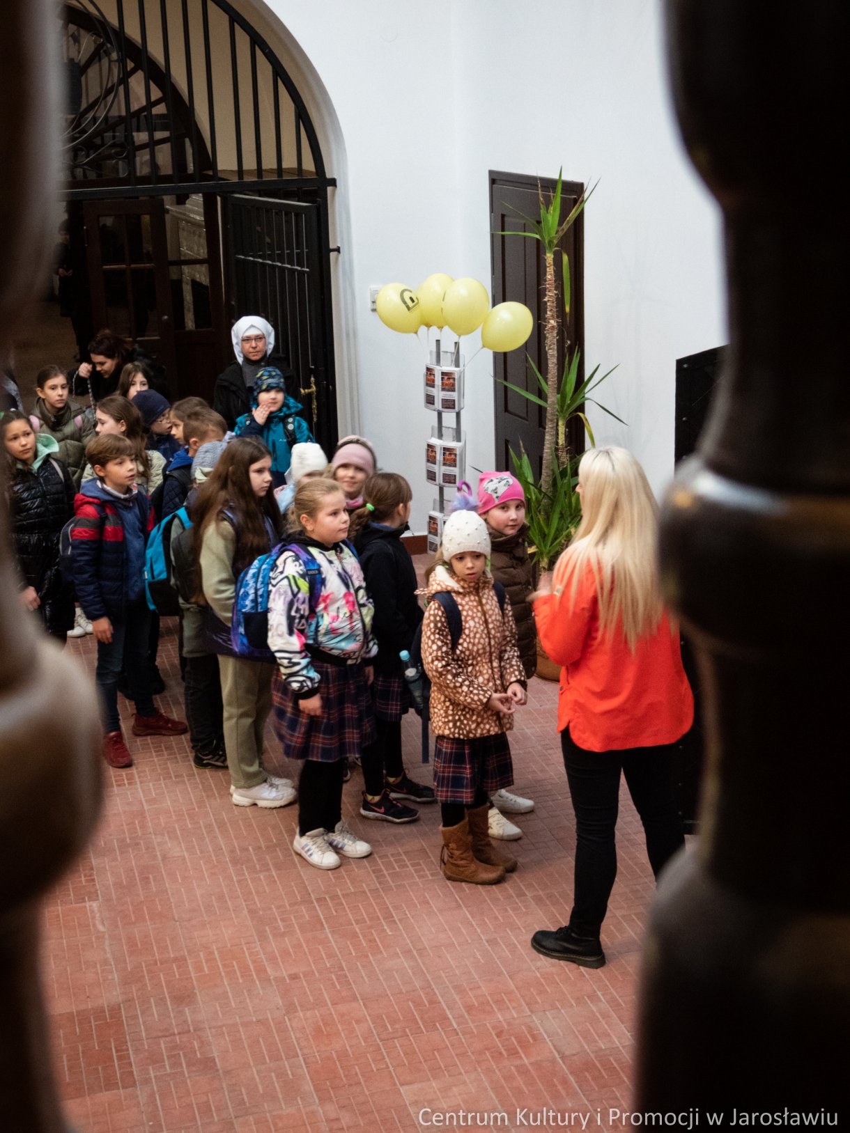 turyści z przewodnikiem