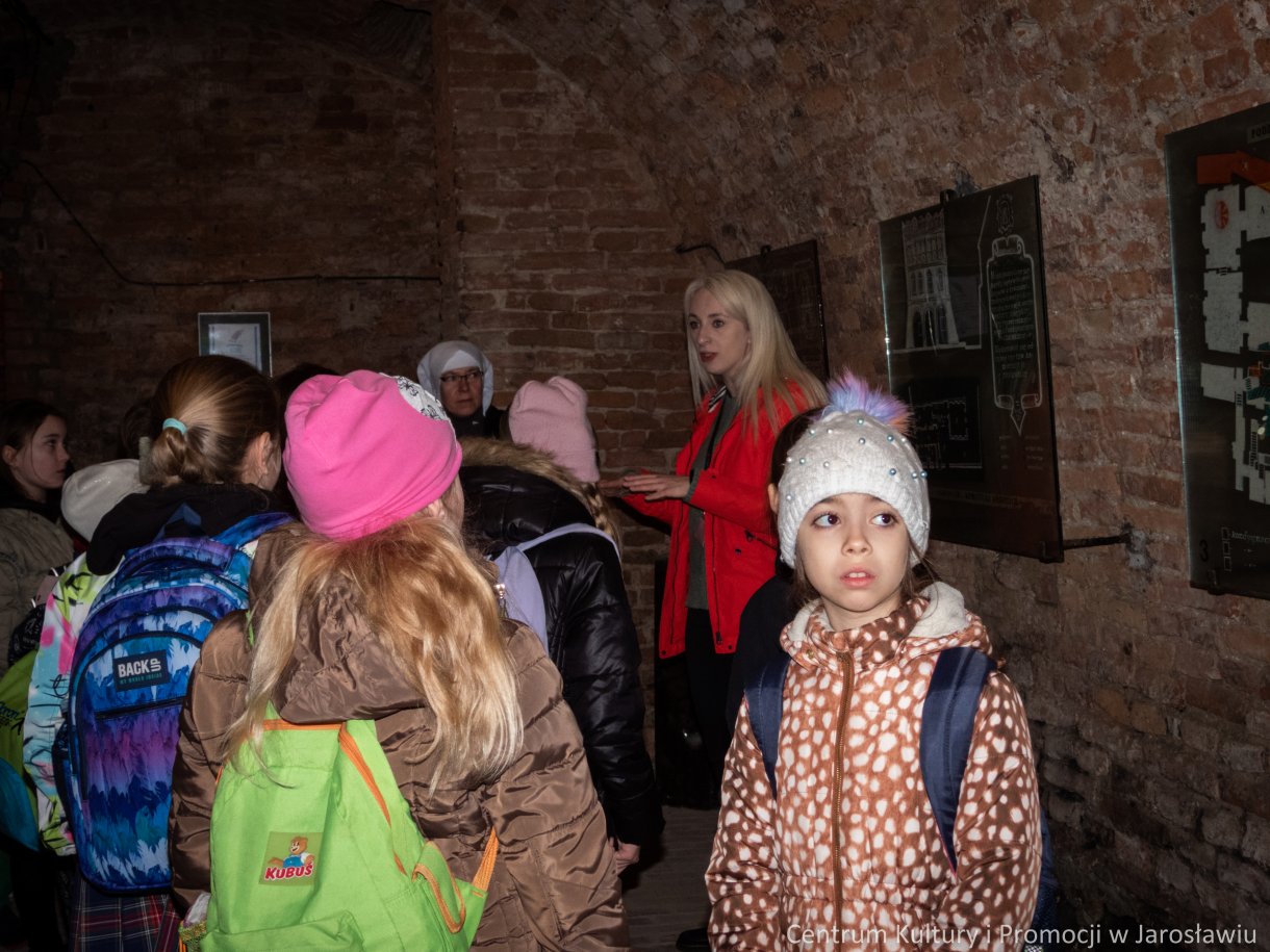 turyści z przewodnikiem