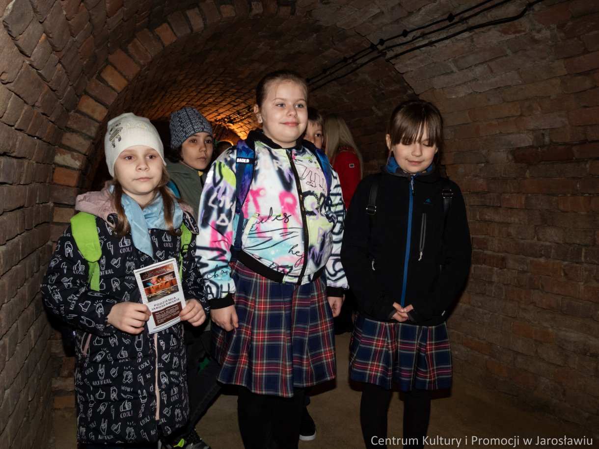 turyści z przewodnikiem