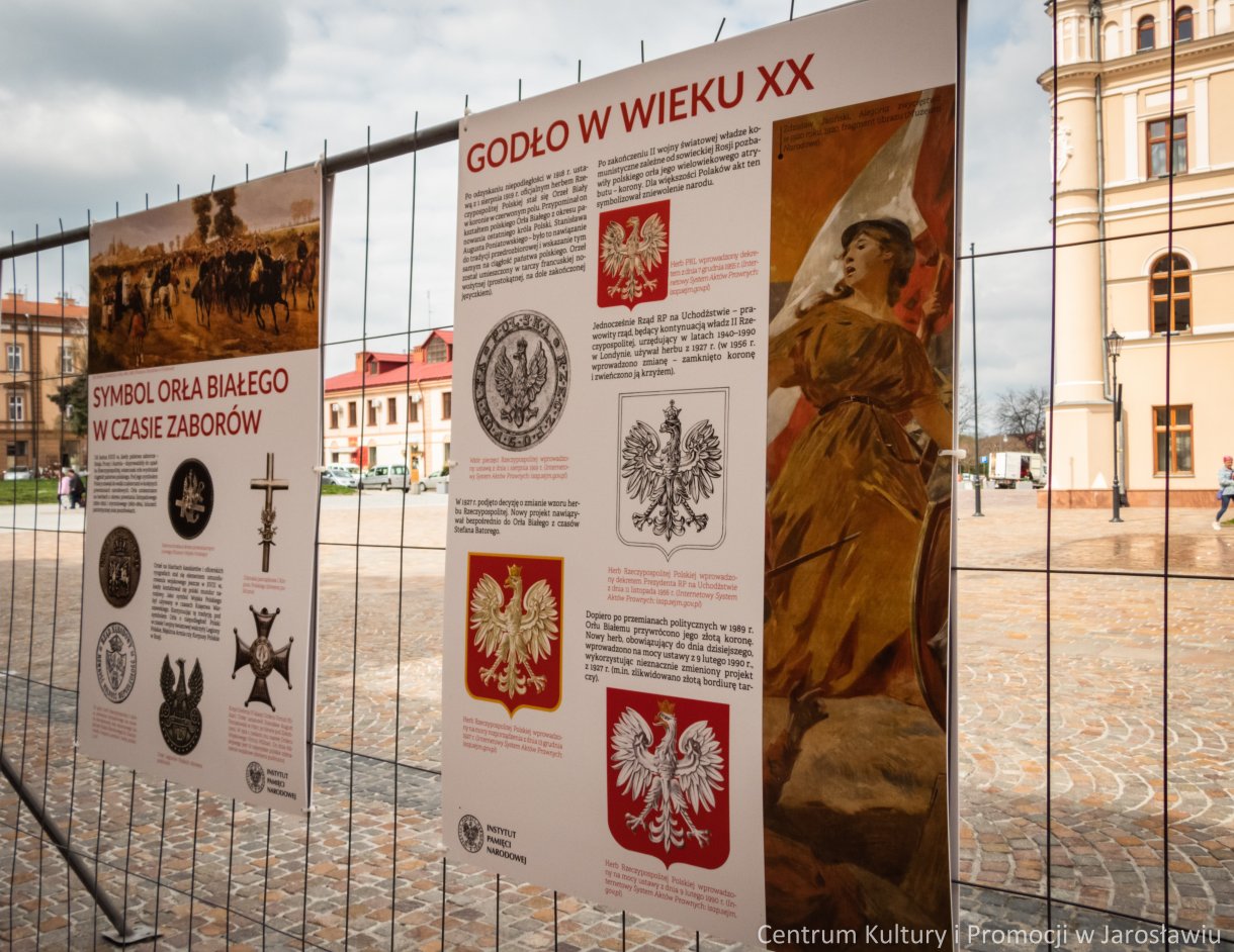 Świętując Dzień Flagi Rzeczypospolitej Polskiej oraz Święto Narodowe Trzeciego Maja zapraszamy Państwa do obejrzenia wystawy plenerowej „Polskie Symbole Narodowe”, która znajduje się w centralnym punkcie miasta! Co wiemy o polskim godle, Mazurku Dąbrowskiego i narodowych barwach? Na te i inne pytania odpowiada ekspozycja udostępniona przez Instytutu Pamięci Narodowej. Świętując wspólnie Dzień Flagi RP oraz Święto Narodowe Trzeciego Maja, zapraszamy do usystematyzowania i pogłębiania swojej wiedzy na temat symboli narodowych, dzięki wystawie plenerowej pt. „Polskie Symbole Narodowe” , która ustawiona została na płycie jarosławskiego rynku, przed kamienicą Attavantich.  Symbolami narodowymi Rzeczypospolitej Polskiej są: godło – Orzeł Biały, barwy biało-czerwone oraz hymn – Mazurek Dąbrowskiego. Zapisy na temat symboli znajdują się w Konstytucji RP oraz Ustawie o godle, barwach i hymnie Rzeczypospolitej Polskiej oraz o pieczęciach państwowych. Symbole narodowe podlegają ochronie prawnej, co oznacza, że obowiązkiem każdego Polaka, urzędów, instytucji i organizacji działających na terenie Polski jest otaczanie ich najwyższym szacunkiem i czcią. Art. 28. Zasada Ochrony Symboli Narodowych 1. Godłem Rzeczypospolitej Polskiej jest wizerunek orła białego w koronie w czerwonym polu. 2. Barwami Rzeczypospolitej Polskiej są kolory biały i czerwony. 3. Hymnem Rzeczypospolitej Polskiej jest Mazurek Dąbrowskiego. 4. Godło, barwy i hymn Rzeczypospolitej Polskiej podlegają ochronie prawnej. 5. Szczegóły dotyczące godła, barw i hymnu określa ustawa. Konstytucja Rzeczypospolitej Polskiej z dnia 2 kwietnia 1997 r. (Konstytucja Rzeczypospolitej Polskiej z dnia 2 kwietnia 1997 r.)  