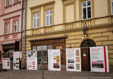 Wystawa plenerowa – „Polskie Symbole Narodowe” Świętując Dzień Flagi Rzeczypospolitej Polskiej oraz Święto Narodowe Trzeciego Maja zapraszamy Państwa do obejrzenia wystawy plenerowej „Polskie Symbole Narodowe”, która znajduje się w centralnym punkcie miasta! Co wiemy o polskim godle, Mazurku Dąbrowskiego i narodowych barwach? Na te i inne pytania odpowiada ekspozycja udostępniona przez Instytutu Pamięci Narodowej. Świętując wspólnie Dzień Flagi RP oraz Święto Narodowe Trzeciego Maja, zapraszamy do usystematyzowania i pogłębiania swojej wiedzy na temat symboli narodowych, dzięki wystawie plenerowej pt. „Polskie Symbole Narodowe” , która ustawiona została na płycie jarosławskiego rynku, przed kamienicą Attavantich.  Symbolami narodowymi Rzeczypospolitej Polskiej są: godło – Orzeł Biały, barwy biało-czerwone oraz hymn – Mazurek Dąbrowskiego. Zapisy na temat symboli znajdują się w Konstytucji RP oraz Ustawie o godle, barwach i hymnie Rzeczypospolitej Polskiej oraz o pieczęciach państwowych. Symbole narodowe podlegają ochronie prawnej, co oznacza, że obowiązkiem każdego Polaka, urzędów, instytucji i organizacji działających na terenie Polski jest otaczanie ich najwyższym szacunkiem i czcią. Art. 28. Zasada Ochrony Symboli Narodowych 1. Godłem Rzeczypospolitej Polskiej jest wizerunek orła białego w koronie w czerwonym polu. 2. Barwami Rzeczypospolitej Polskiej są kolory biały i czerwony. 3. Hymnem Rzeczypospolitej Polskiej jest Mazurek Dąbrowskiego. 4. Godło, barwy i hymn Rzeczypospolitej Polskiej podlegają ochronie prawnej. 5. Szczegóły dotyczące godła, barw i hymnu określa ustawa. Konstytucja Rzeczypospolitej Polskiej z dnia 2 kwietnia 1997 r. (Konstytucja Rzeczypospolitej Polskiej z dnia 2 kwietnia 1997 r.)