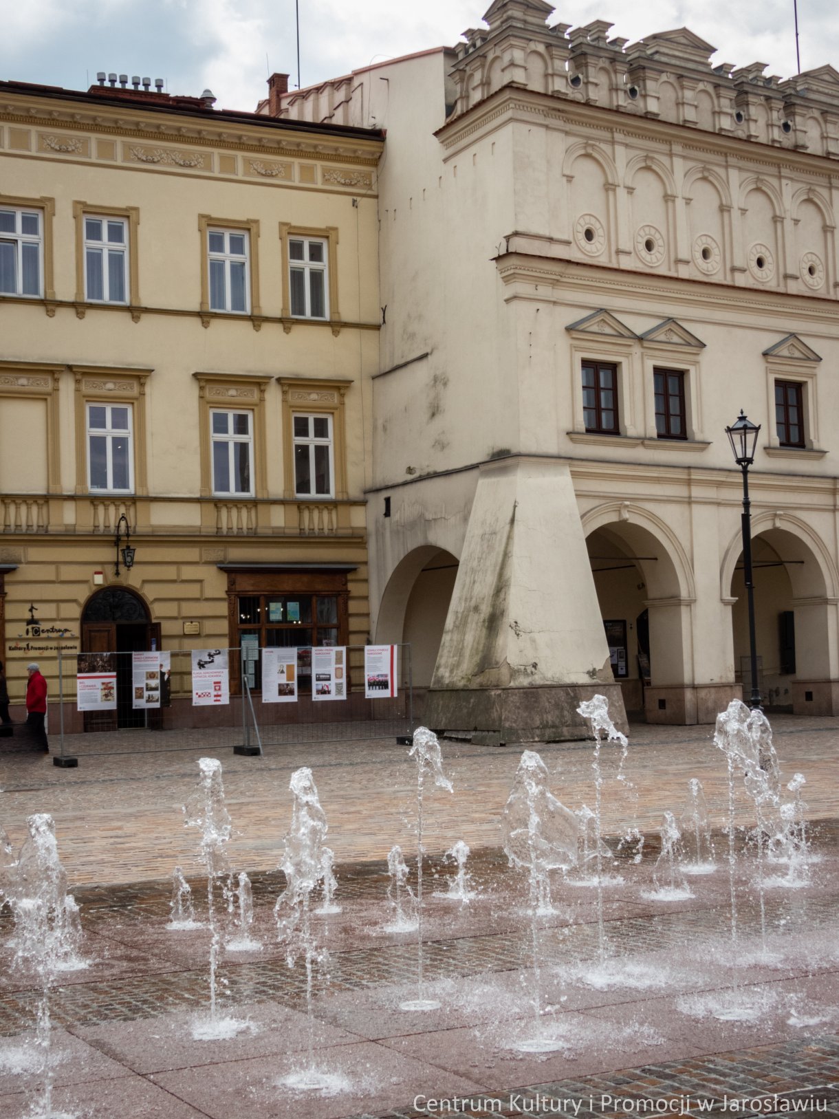Świętując Dzień Flagi Rzeczypospolitej Polskiej oraz Święto Narodowe Trzeciego Maja zapraszamy Państwa do obejrzenia wystawy plenerowej „Polskie Symbole Narodowe”, która znajduje się w centralnym punkcie miasta! Co wiemy o polskim godle, Mazurku Dąbrowskiego i narodowych barwach? Na te i inne pytania odpowiada ekspozycja udostępniona przez Instytutu Pamięci Narodowej. Świętując wspólnie Dzień Flagi RP oraz Święto Narodowe Trzeciego Maja, zapraszamy do usystematyzowania i pogłębiania swojej wiedzy na temat symboli narodowych, dzięki wystawie plenerowej pt. „Polskie Symbole Narodowe” , która ustawiona została na płycie jarosławskiego rynku, przed kamienicą Attavantich.  Symbolami narodowymi Rzeczypospolitej Polskiej są: godło – Orzeł Biały, barwy biało-czerwone oraz hymn – Mazurek Dąbrowskiego. Zapisy na temat symboli znajdują się w Konstytucji RP oraz Ustawie o godle, barwach i hymnie Rzeczypospolitej Polskiej oraz o pieczęciach państwowych. Symbole narodowe podlegają ochronie prawnej, co oznacza, że obowiązkiem każdego Polaka, urzędów, instytucji i organizacji działających na terenie Polski jest otaczanie ich najwyższym szacunkiem i czcią. Art. 28. Zasada Ochrony Symboli Narodowych 1. Godłem Rzeczypospolitej Polskiej jest wizerunek orła białego w koronie w czerwonym polu. 2. Barwami Rzeczypospolitej Polskiej są kolory biały i czerwony. 3. Hymnem Rzeczypospolitej Polskiej jest Mazurek Dąbrowskiego. 4. Godło, barwy i hymn Rzeczypospolitej Polskiej podlegają ochronie prawnej. 5. Szczegóły dotyczące godła, barw i hymnu określa ustawa. Konstytucja Rzeczypospolitej Polskiej z dnia 2 kwietnia 1997 r. (Konstytucja Rzeczypospolitej Polskiej z dnia 2 kwietnia 1997 r.)  