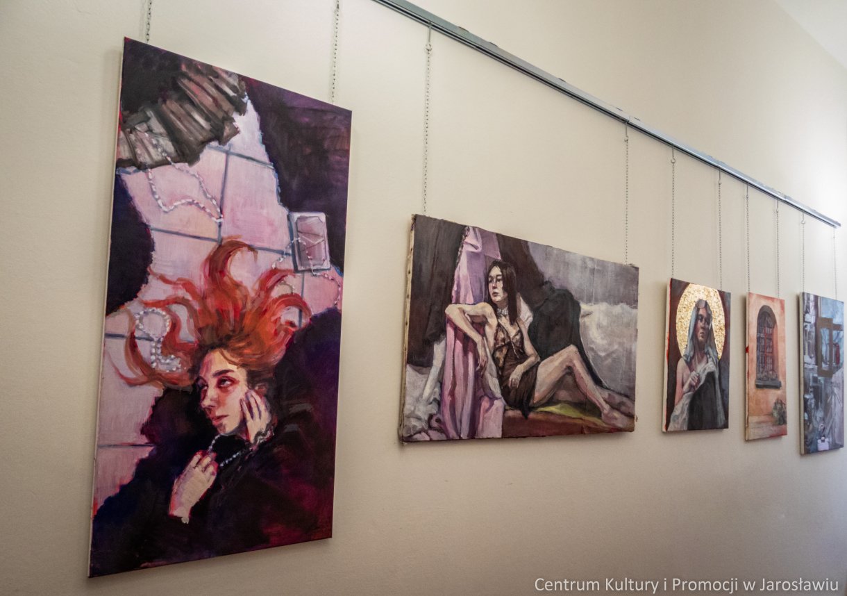 Galeria Debiutów u Attavantich: Amelia Szal „DEBIUT” Malarstwo, rysunek Wystawa uczennicy Państwowego Liceum Sztuk Plastycznych im. Stanisława Wyspańskiego w Jarosławiu (ZSP w Jarosławiu). Czas trwania wystawy: maj 2022