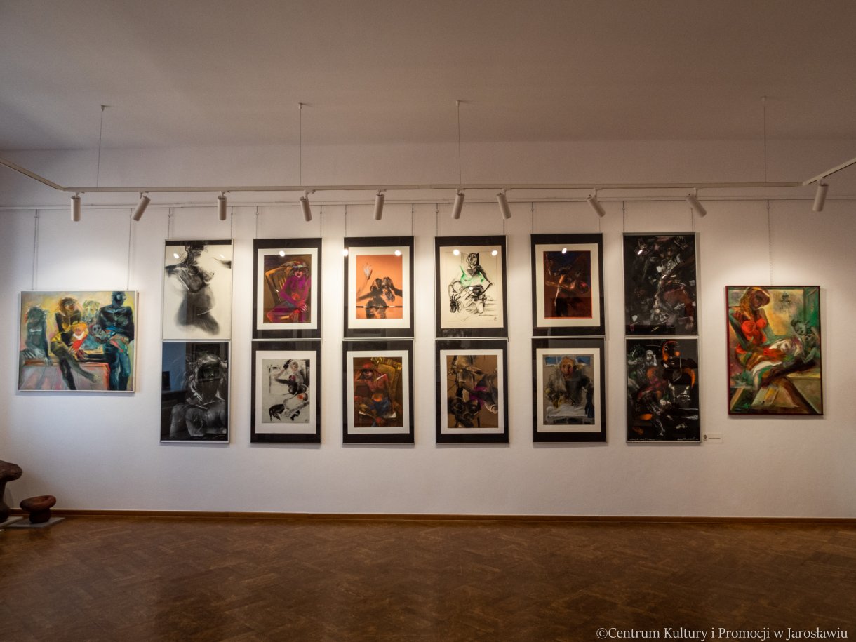 Helena Płoszaj-Wodnicka www.helenaploszajwodnicka.pl Studia w krakowskiej Akademii Sztuk Pięknych na Wydziale Rzeźby i Grafiki. Dyplom z wyróżnieniem na Wydziale Grafiki w 1971 r. w Pracowni Litografii doc. W. Kunca i Pracowni Liternictwa doc. A. Stalony-Dobrzańskiego. Członek ZPAP. Od 1971 r. zajmuje się malarstwem i rysunkiem, pracuje w technice pastelu. Udział w ponad stu wystawach, na których otrzymała wiele nagród i wyróżnień. Prace w zbiorach państwowych i prywatnych w kraju oraz za granicą (USA, Niemcy, Francja, Ukraina, Kuba, Szwajcaria i Norwegia).