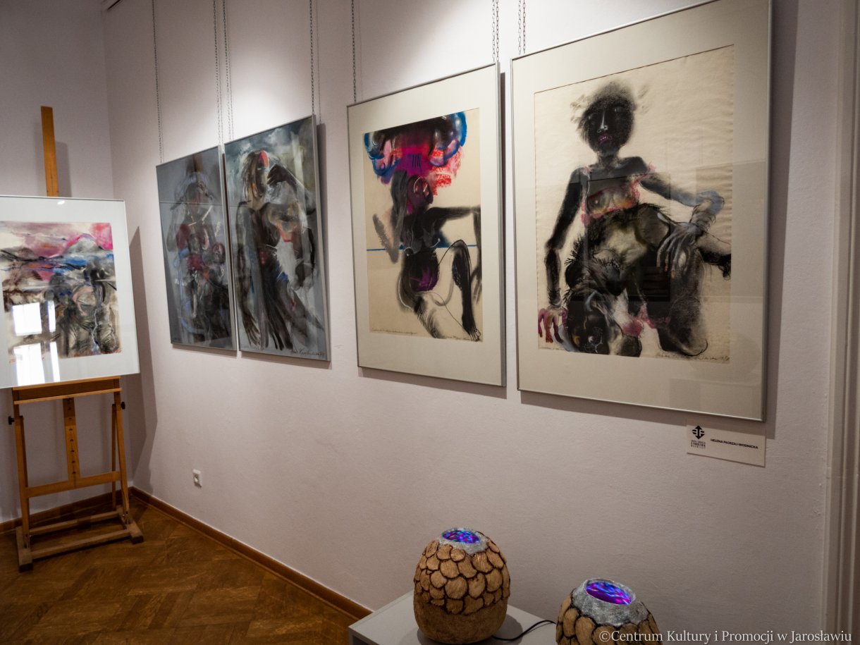 Helena Płoszaj-Wodnicka www.helenaploszajwodnicka.pl Studia w krakowskiej Akademii Sztuk Pięknych na Wydziale Rzeźby i Grafiki. Dyplom z wyróżnieniem na Wydziale Grafiki w 1971 r. w Pracowni Litografii doc. W. Kunca i Pracowni Liternictwa doc. A. Stalony-Dobrzańskiego. Członek ZPAP. Od 1971 r. zajmuje się malarstwem i rysunkiem, pracuje w technice pastelu. Udział w ponad stu wystawach, na których otrzymała wiele nagród i wyróżnień. Prace w zbiorach państwowych i prywatnych w kraju oraz za granicą (USA, Niemcy, Francja, Ukraina, Kuba, Szwajcaria i Norwegia). Maria Piśko www.ceramicznenotatki.blogspot.com Artysta ceramik. Absolwentka PLSP Jarosław i PWSSP Wrocław (ceramika).Od 2013 r. emerytowana nauczycielka ZSP w Jarosławiu. W 2013r. recenzentka programu do ceramiki z ramienia Centrum Edukacji Artystycznej. 2013 odznaka honorowa „Zasłużony dla Kultury Polskiej”. Od 2015 r. Honorowy Członek Związku Ceramików Polski. Prowadzi ogromną ilość blogów. Uczestniczyła w plenerach ceramicznych i wystawach zbiorowych w Nowym Wiśniczu, Zdunach, Cieszynie oraz kilkakrotnie w Rudniku n/Sanem i Jarosławiu (indywidualna Galeria u Attavantich - 2010r). Od 2017r. wspólne wystawy z Grupą Twórczą 3 POKOLENIA /WODNICCY/.