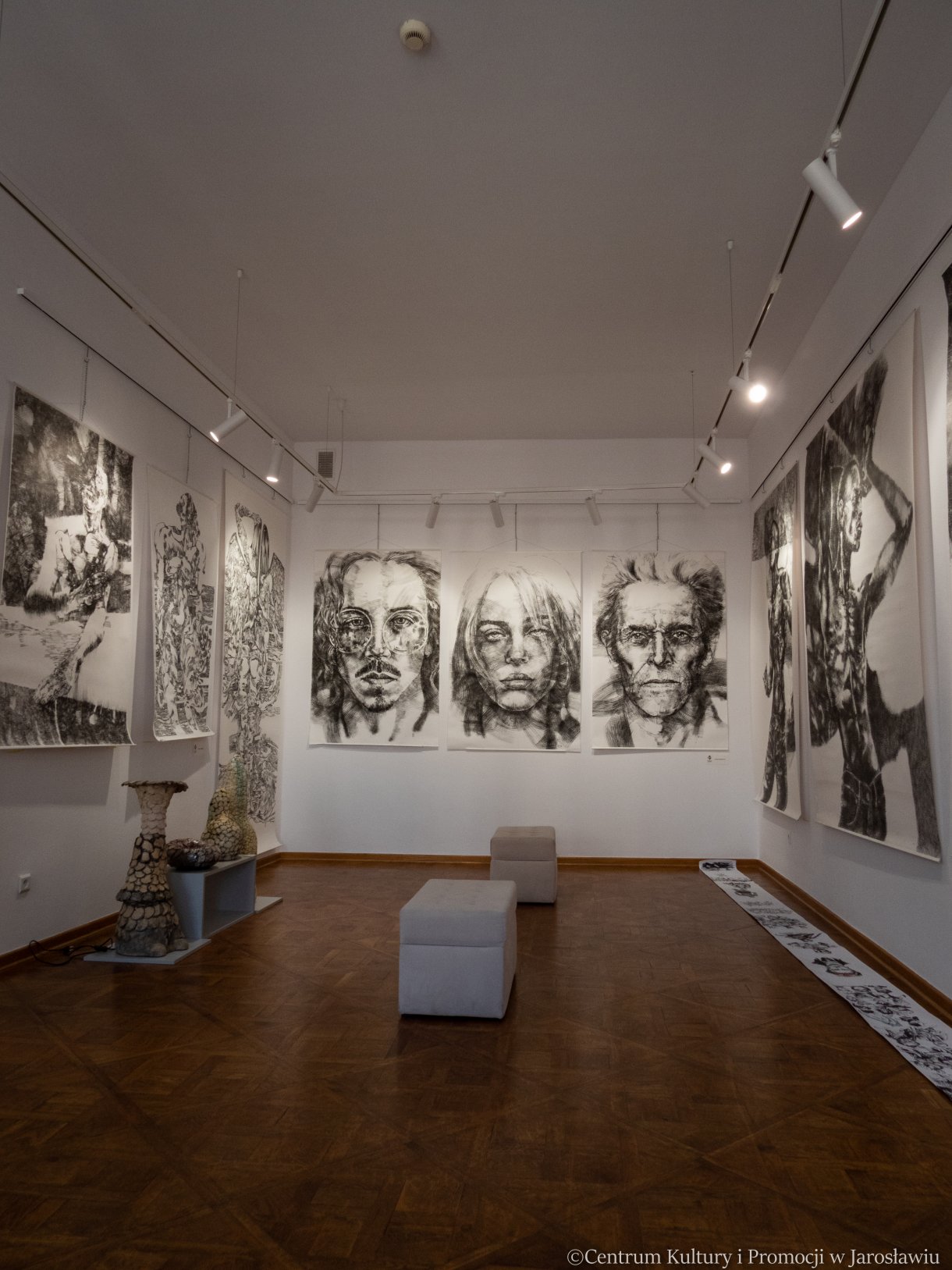 Tymon Wodnicki www.tymon.pl Ur. 1971 r. Absolwent Akademii Sztuk Pięknych w Krakowie. Dyplom na Wydziale Rzeźby w pracowni prof. St. Borzęckiego z aneksem z rysunku w pracowni prof. B. Salwińskiego w 1996 roku. Udział w wielu wystawach zbiorowych i indywidualnych. Członek Związku Polskich Artystów Plastyków. Mieszka i pracuje w Warszawie.