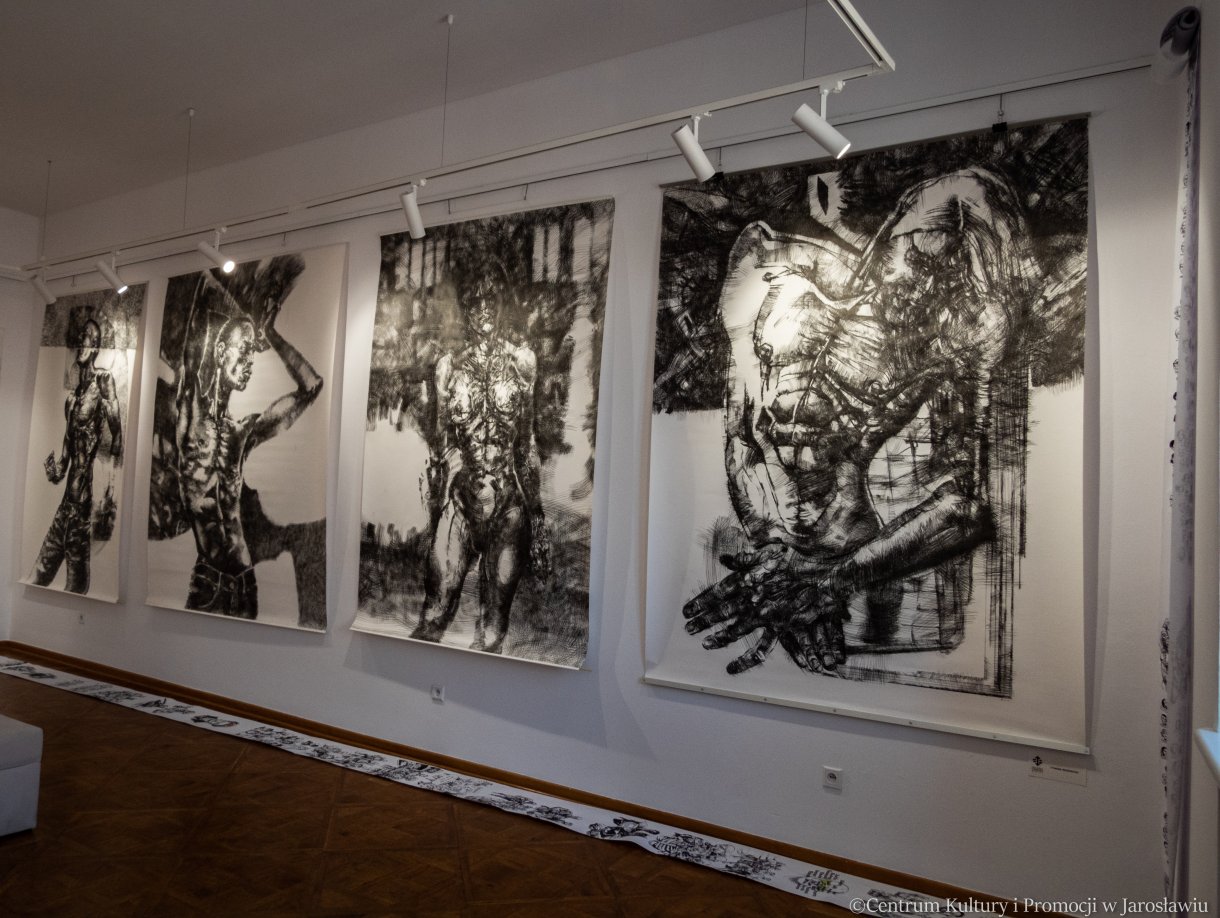 Tymon Wodnicki www.tymon.pl Ur. 1971 r. Absolwent Akademii Sztuk Pięknych w Krakowie. Dyplom na Wydziale Rzeźby w pracowni prof. St. Borzęckiego z aneksem z rysunku w pracowni prof. B. Salwińskiego w 1996 roku. Udział w wielu wystawach zbiorowych i indywidualnych. Członek Związku Polskich Artystów Plastyków. Mieszka i pracuje w Warszawie.