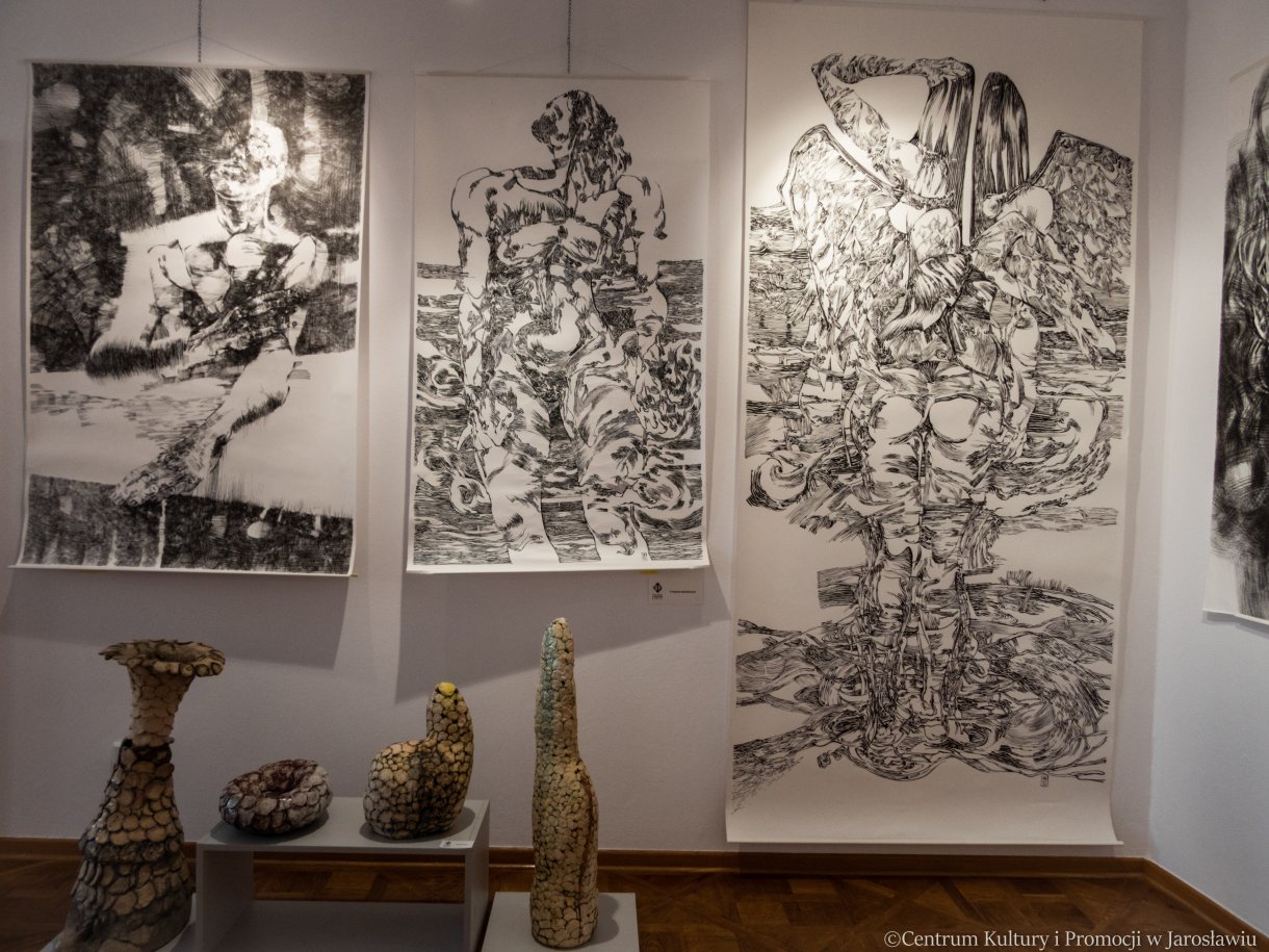 Tymon Wodnicki www.tymon.pl Ur. 1971 r. Absolwent Akademii Sztuk Pięknych w Krakowie. Dyplom na Wydziale Rzeźby w pracowni prof. St. Borzęckiego z aneksem z rysunku w pracowni prof. B. Salwińskiego w 1996 roku. Udział w wielu wystawach zbiorowych i indywidualnych. Członek Związku Polskich Artystów Plastyków. Mieszka i pracuje w Warszawie.