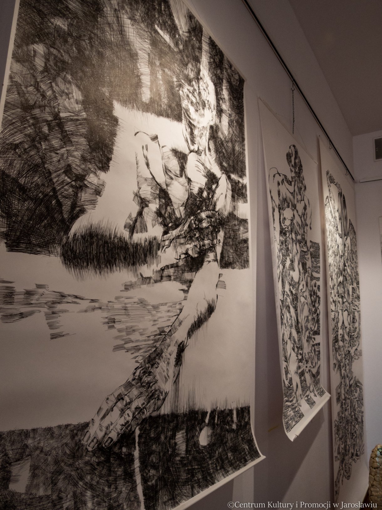 Tymon Wodnicki www.tymon.pl Ur. 1971 r. Absolwent Akademii Sztuk Pięknych w Krakowie. Dyplom na Wydziale Rzeźby w pracowni prof. St. Borzęckiego z aneksem z rysunku w pracowni prof. B. Salwińskiego w 1996 roku. Udział w wielu wystawach zbiorowych i indywidualnych. Członek Związku Polskich Artystów Plastyków. Mieszka i pracuje w Warszawie.