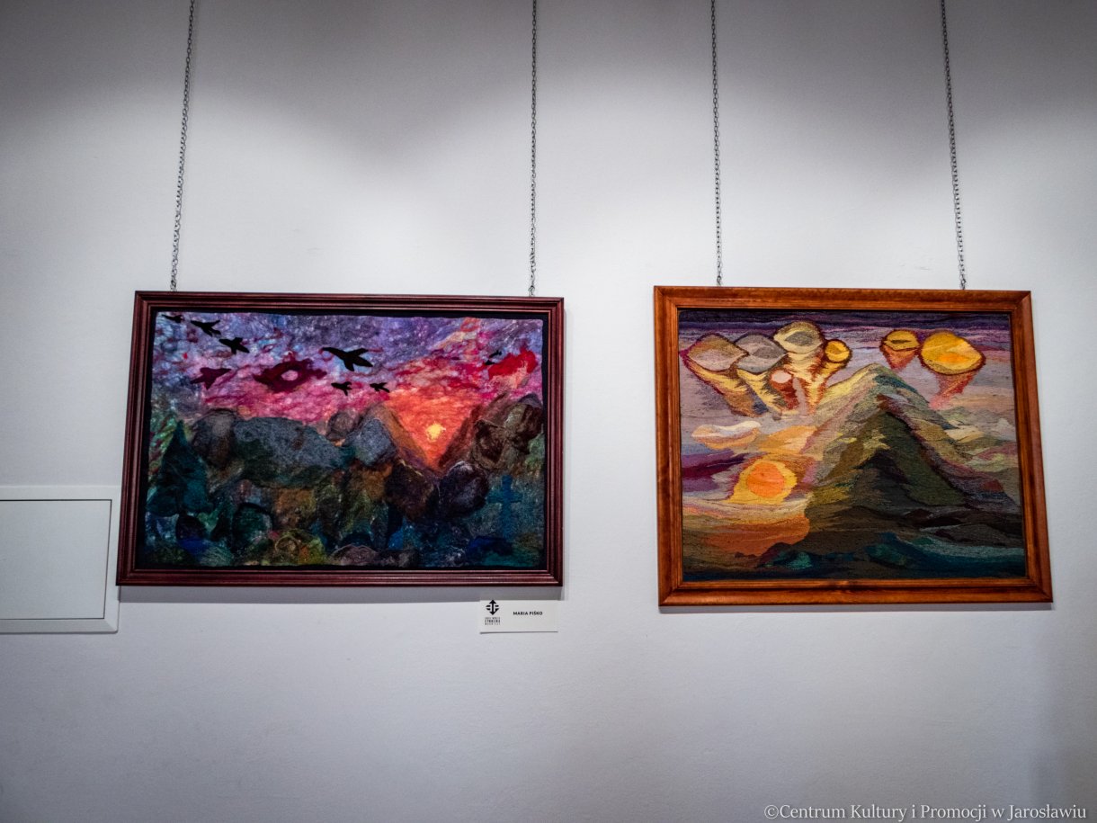 Maria Piśko www.ceramicznenotatki.blogspot.com Artysta ceramik. Absolwentka PLSP Jarosław i PWSSP Wrocław (ceramika).Od 2013 r. emerytowana nauczycielka ZSP w Jarosławiu. W 2013r. recenzentka programu do ceramiki z ramienia Centrum Edukacji Artystycznej. 2013 odznaka honorowa „Zasłużony dla Kultury Polskiej”. Od 2015 r. Honorowy Członek Związku Ceramików Polski. Prowadzi ogromną ilość blogów. Uczestniczyła w plenerach ceramicznych i wystawach zbiorowych w Nowym Wiśniczu, Zdunach, Cieszynie oraz kilkakrotnie w Rudniku n/Sanem i Jarosławiu (indywidualna Galeria u Attavantich - 2010r). Od 2017r. wspólne wystawy z Grupą Twórczą 3 POKOLENIA /WODNICCY/.