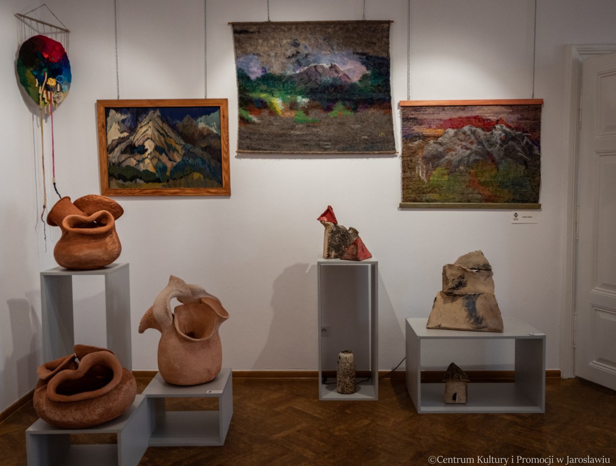 Maria Piśko www.ceramicznenotatki.blogspot.com Artysta ceramik. Absolwentka PLSP Jarosław i PWSSP Wrocław (ceramika).Od 2013 r. emerytowana nauczycielka ZSP w Jarosławiu. W 2013r. recenzentka programu do ceramiki z ramienia Centrum Edukacji Artystycznej. 2013 odznaka honorowa „Zasłużony dla Kultury Polskiej”. Od 2015 r. Honorowy Członek Związku Ceramików Polski. Prowadzi ogromną ilość blogów. Uczestniczyła w plenerach ceramicznych i wystawach zbiorowych w Nowym Wiśniczu, Zdunach, Cieszynie oraz kilkakrotnie w Rudniku n/Sanem i Jarosławiu (indywidualna Galeria u Attavantich - 2010r). Od 2017r. wspólne wystawy z Grupą Twórczą 3 POKOLENIA /WODNICCY/.