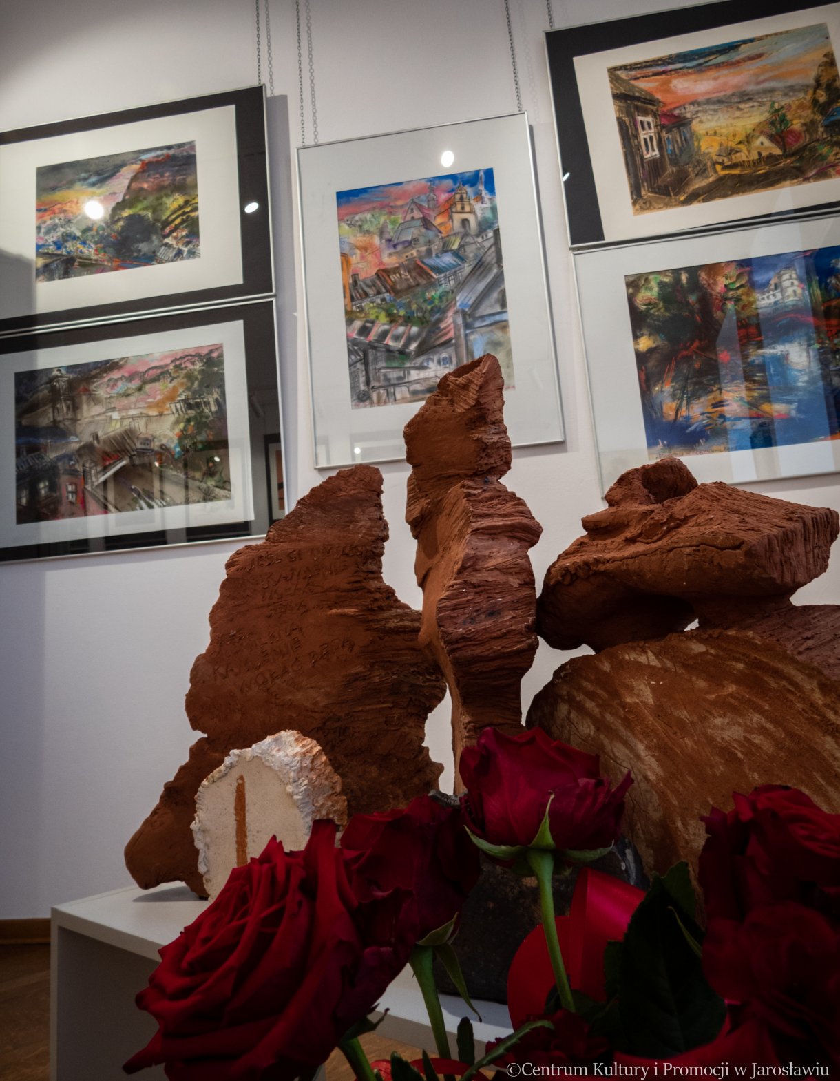 Helena Płoszaj-Wodnicka www.helenaploszajwodnicka.pl Studia w krakowskiej Akademii Sztuk Pięknych na Wydziale Rzeźby i Grafiki. Dyplom z wyróżnieniem na Wydziale Grafiki w 1971 r. w Pracowni Litografii doc. W. Kunca i Pracowni Liternictwa doc. A. Stalony-Dobrzańskiego. Członek ZPAP. Od 1971 r. zajmuje się malarstwem i rysunkiem, pracuje w technice pastelu. Udział w ponad stu wystawach, na których otrzymała wiele nagród i wyróżnień. Prace w zbiorach państwowych i prywatnych w kraju oraz za granicą (USA, Niemcy, Francja, Ukraina, Kuba, Szwajcaria i Norwegia). Maria Piśko www.ceramicznenotatki.blogspot.com Artysta ceramik. Absolwentka PLSP Jarosław i PWSSP Wrocław (ceramika).Od 2013 r. emerytowana nauczycielka ZSP w Jarosławiu. W 2013r. recenzentka programu do ceramiki z ramienia Centrum Edukacji Artystycznej. 2013 odznaka honorowa „Zasłużony dla Kultury Polskiej”. Od 2015 r. Honorowy Członek Związku Ceramików Polski. Prowadzi ogromną ilość blogów. Uczestniczyła w plenerach ceramicznych i wystawach zbiorowych w Nowym Wiśniczu, Zdunach, Cieszynie oraz kilkakrotnie w Rudniku n/Sanem i Jarosławiu (indywidualna Galeria u Attavantich - 2010r). Od 2017r. wspólne wystawy z Grupą Twórczą 3 POKOLENIA /WODNICCY/.