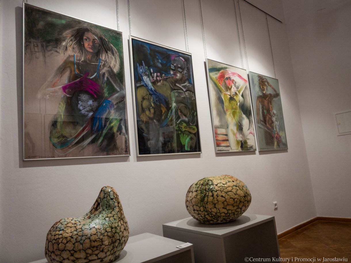 Helena Płoszaj-Wodnicka www.helenaploszajwodnicka.pl Studia w krakowskiej Akademii Sztuk Pięknych na Wydziale Rzeźby i Grafiki. Dyplom z wyróżnieniem na Wydziale Grafiki w 1971 r. w Pracowni Litografii doc. W. Kunca i Pracowni Liternictwa doc. A. Stalony-Dobrzańskiego. Członek ZPAP. Od 1971 r. zajmuje się malarstwem i rysunkiem, pracuje w technice pastelu. Udział w ponad stu wystawach, na których otrzymała wiele nagród i wyróżnień. Prace w zbiorach państwowych i prywatnych w kraju oraz za granicą (USA, Niemcy, Francja, Ukraina, Kuba, Szwajcaria i Norwegia). Maria Piśko www.ceramicznenotatki.blogspot.com Artysta ceramik. Absolwentka PLSP Jarosław i PWSSP Wrocław (ceramika).Od 2013 r. emerytowana nauczycielka ZSP w Jarosławiu. W 2013r. recenzentka programu do ceramiki z ramienia Centrum Edukacji Artystycznej. 2013 odznaka honorowa „Zasłużony dla Kultury Polskiej”. Od 2015 r. Honorowy Członek Związku Ceramików Polski. Prowadzi ogromną ilość blogów. Uczestniczyła w plenerach ceramicznych i wystawach zbiorowych w Nowym Wiśniczu, Zdunach, Cieszynie oraz kilkakrotnie w Rudniku n/Sanem i Jarosławiu (indywidualna Galeria u Attavantich - 2010r). Od 2017r. wspólne wystawy z Grupą Twórczą 3 POKOLENIA /WODNICCY/.