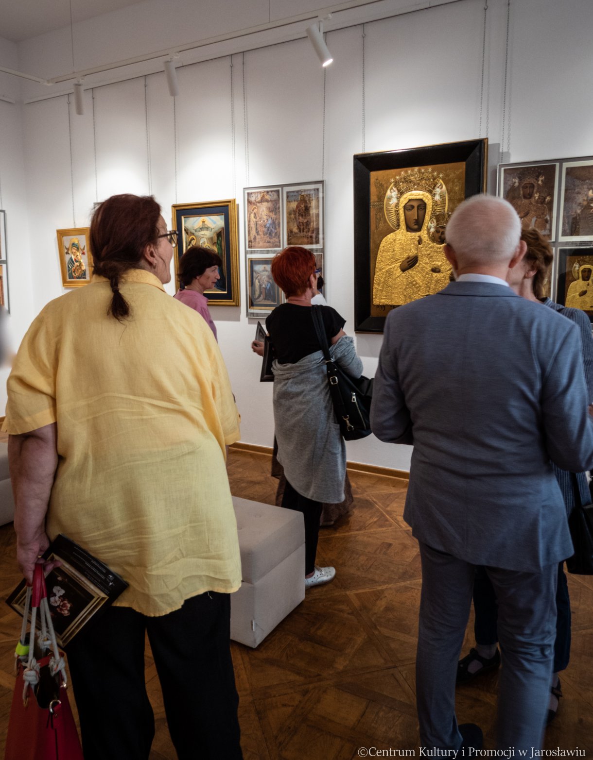 uczestnicy wernisażu, zwiedzający wystawę