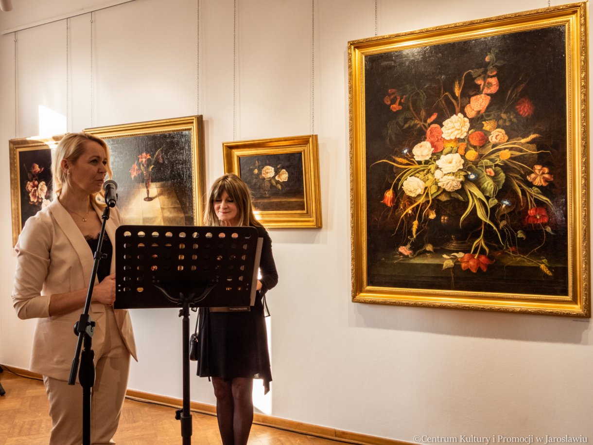 kurator wystawy, obok artystka Agata Woźniak-Niemkiewicz