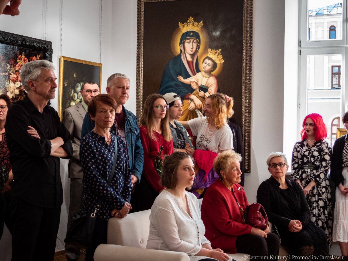 uczestnicy wernisażu, zwiedzający wystawę