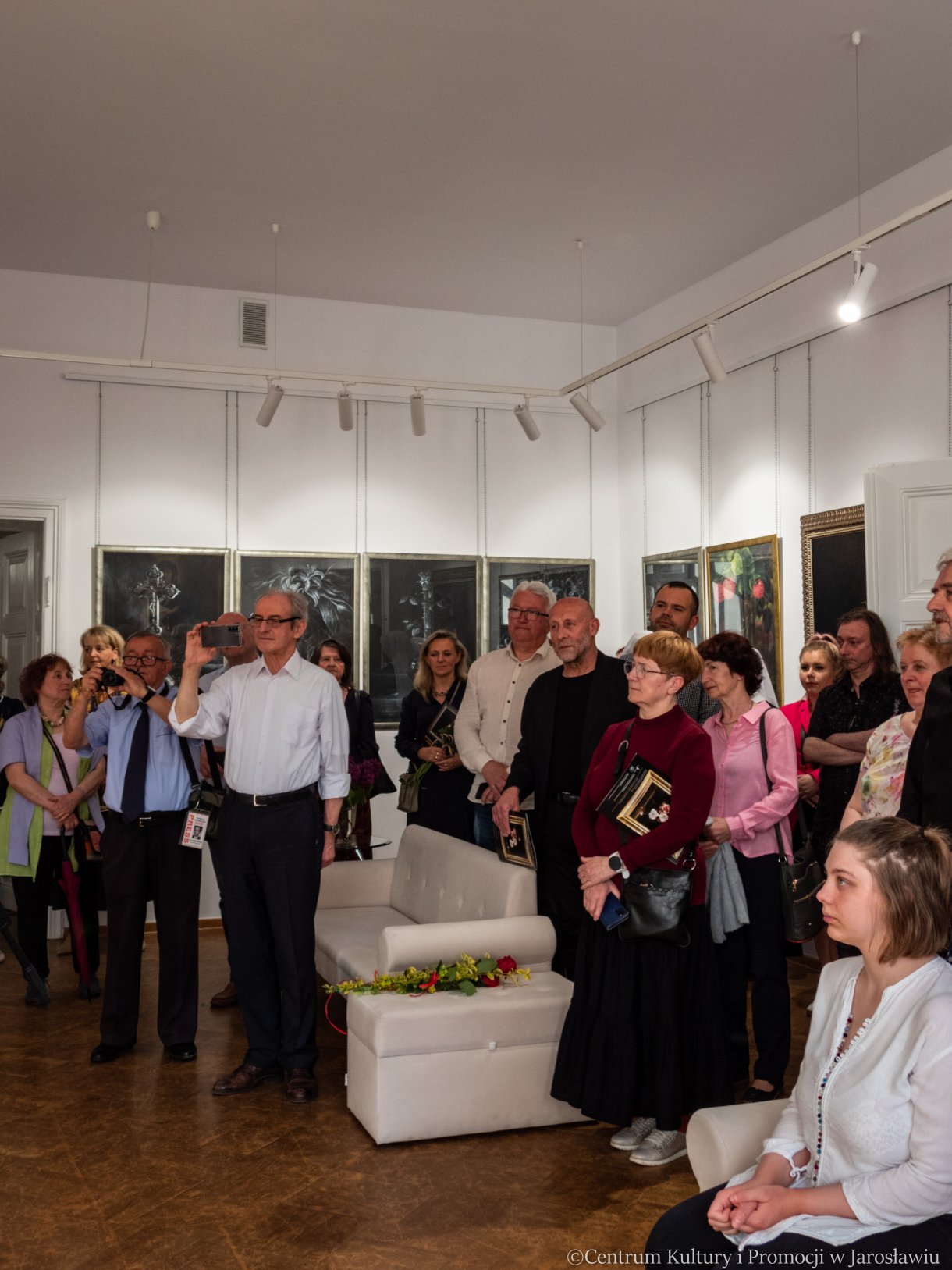 uczestnicy wernisażu, zwiedzający wystawę