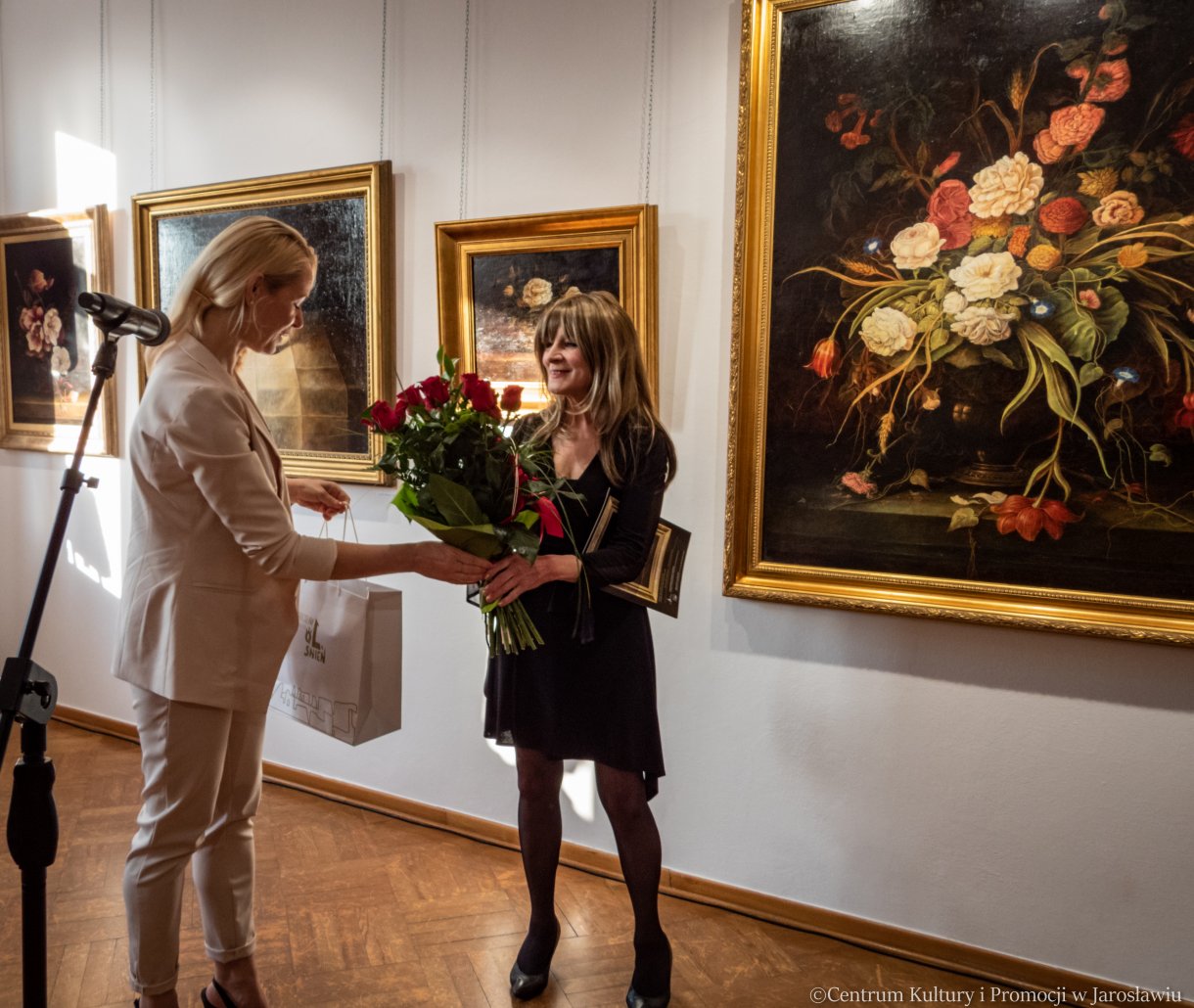 kurator wystawy, obok artystka Agata Woźniak-Niemkiewicz