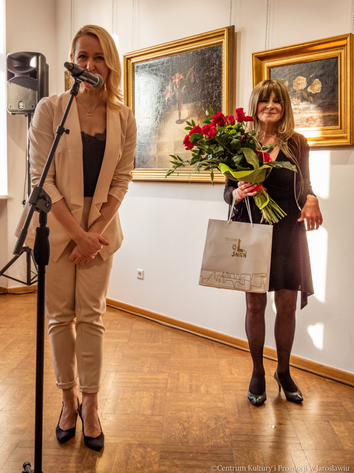 kurator wystawy, obok artystka Agata Woźniak-Niemkiewicz