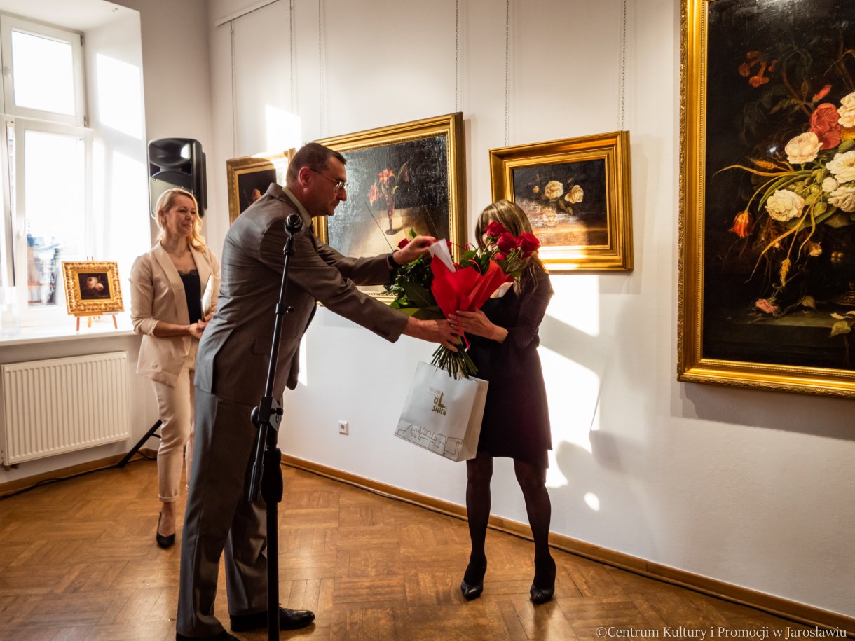 artystka Agata Woźniak-Niemkiewicz odbiera kwiaty od Andrzeja Zgryźniaka