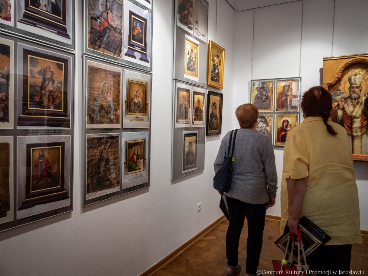 uczestnicy wernisażu, zwiedzający wystawę