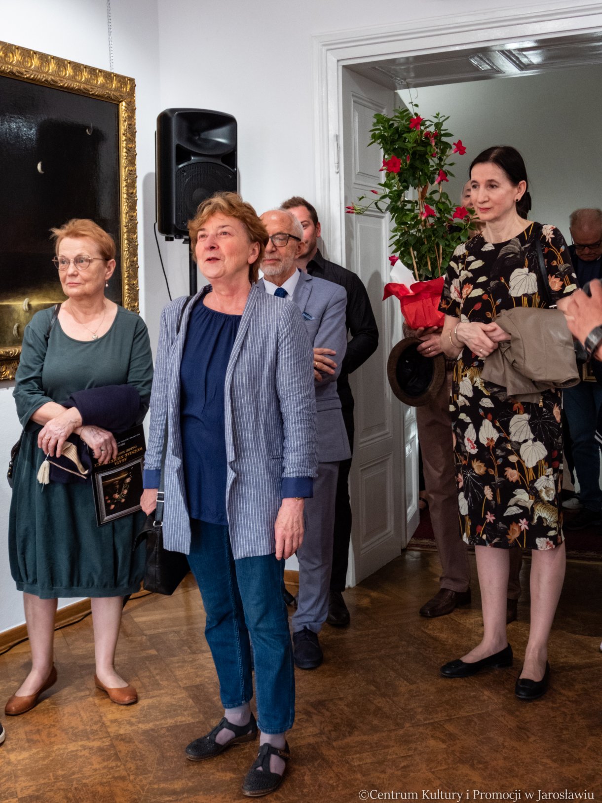 uczestnicy wernisażu, zwiedzający wystawę