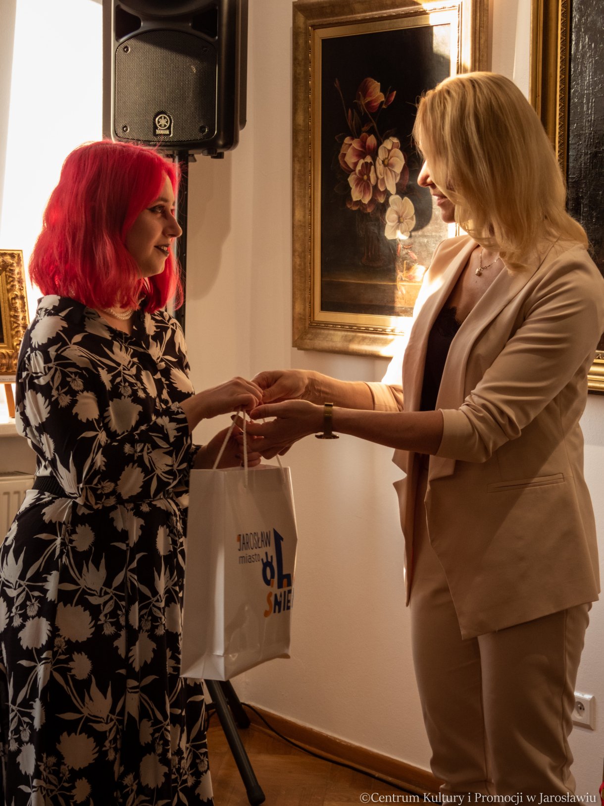 debiut Amelia Szal odbiera upominek z rak kurator wystawy