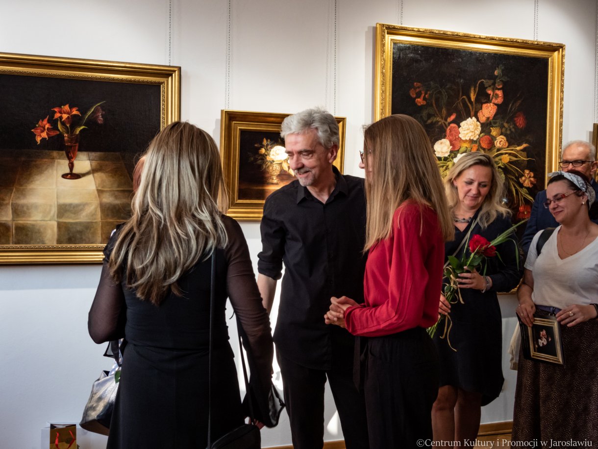 uczestnicy wernisażu, zwiedzający wystawę