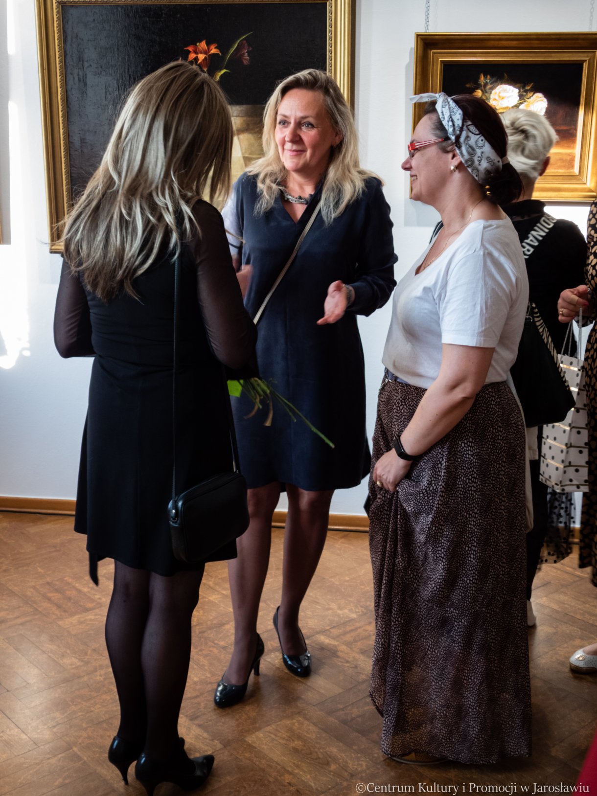 uczestnicy wernisażu, zwiedzający wystawę