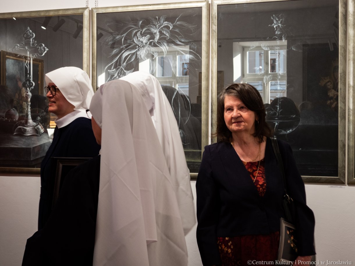 uczestnicy wernisażu, zwiedzający wystawę