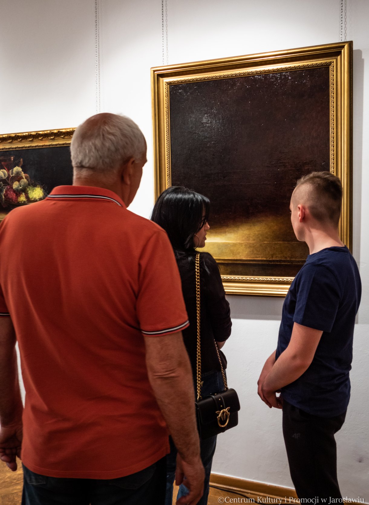 uczestnicy wernisażu, zwiedzający wystawę