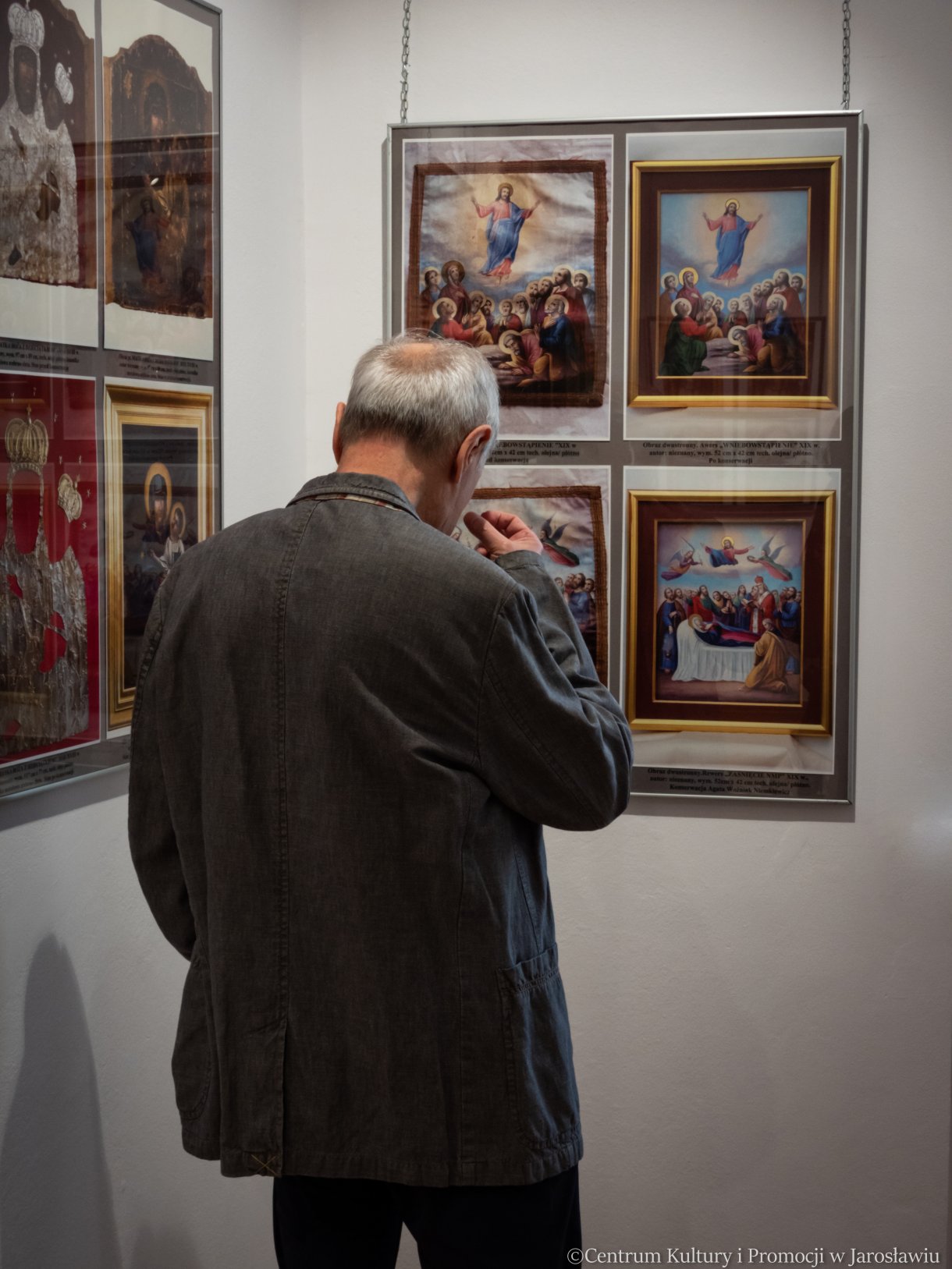 uczestnicy wernisażu, zwiedzający wystawę