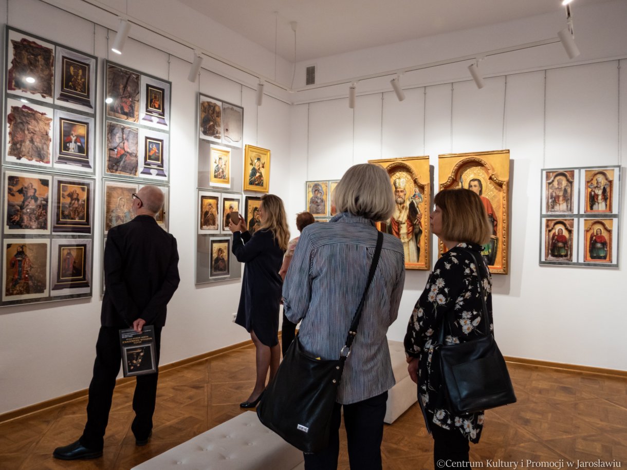 uczestnicy wernisażu, zwiedzający wystawę