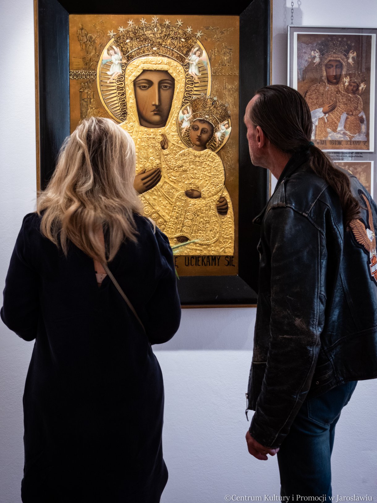 uczestnicy wernisażu, zwiedzający wystawę