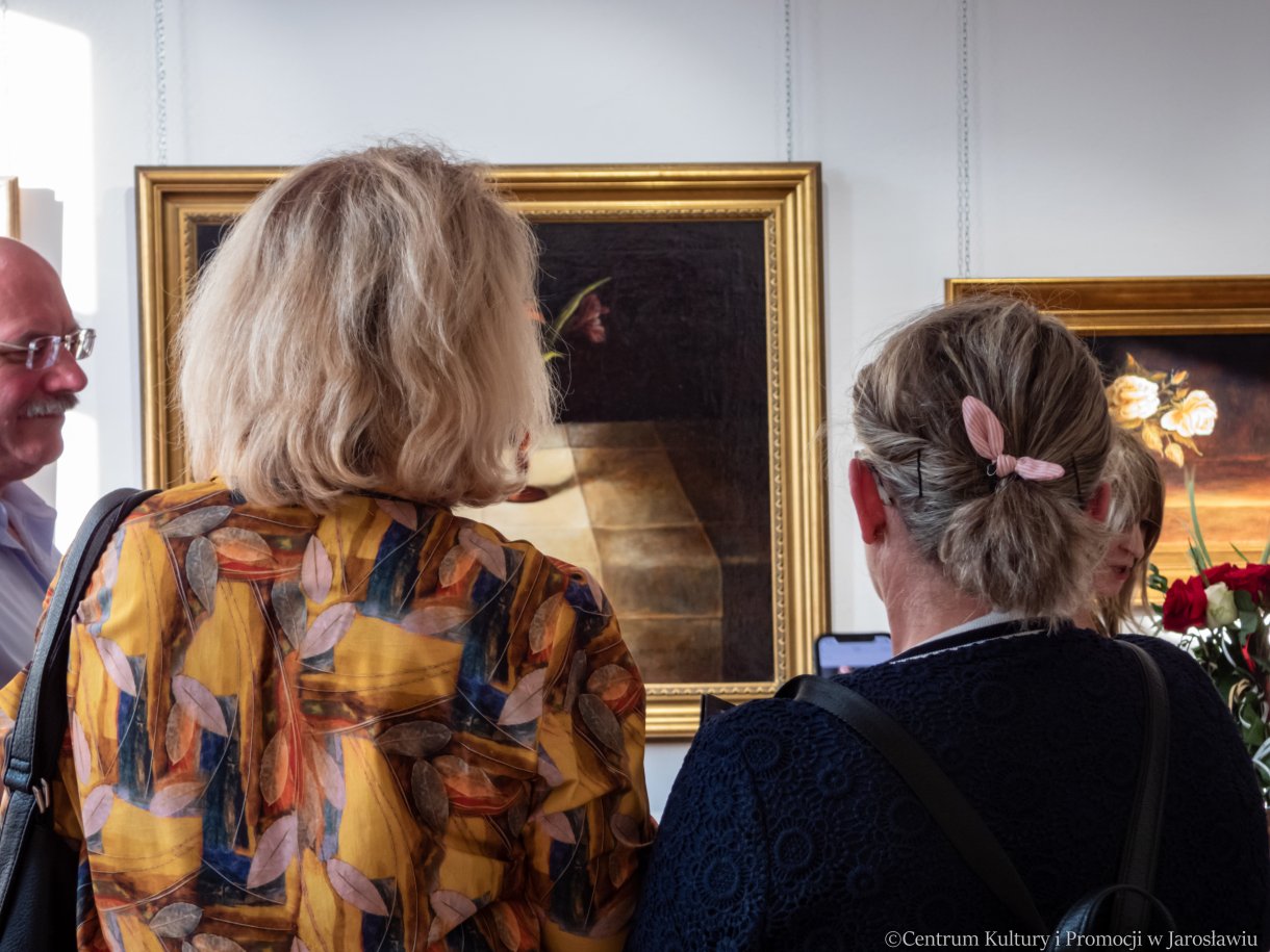 uczestnicy wernisażu, zwiedzający wystawę