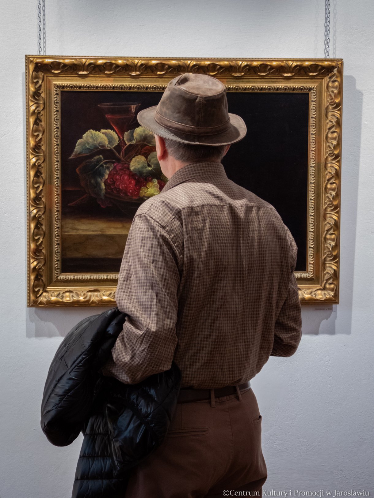 uczestnicy wernisażu, zwiedzający wystawę