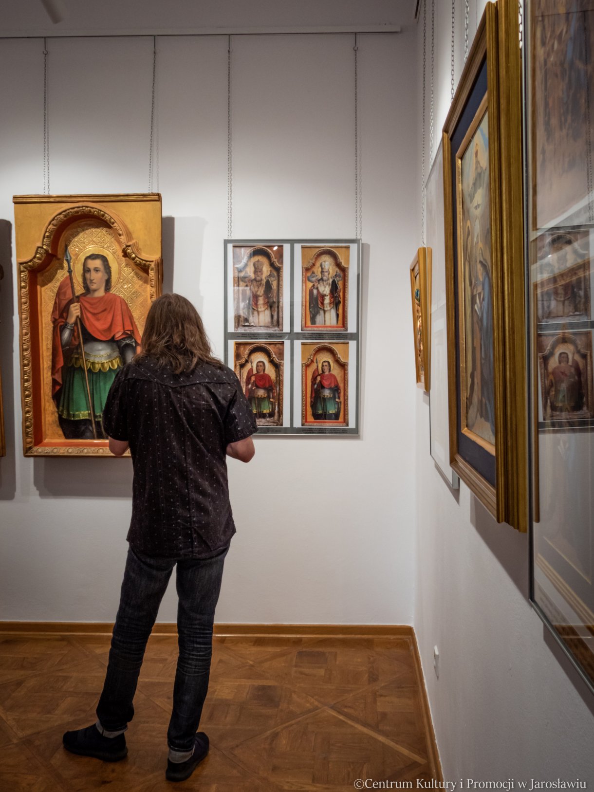 uczestnicy wernisażu, zwiedzający wystawę