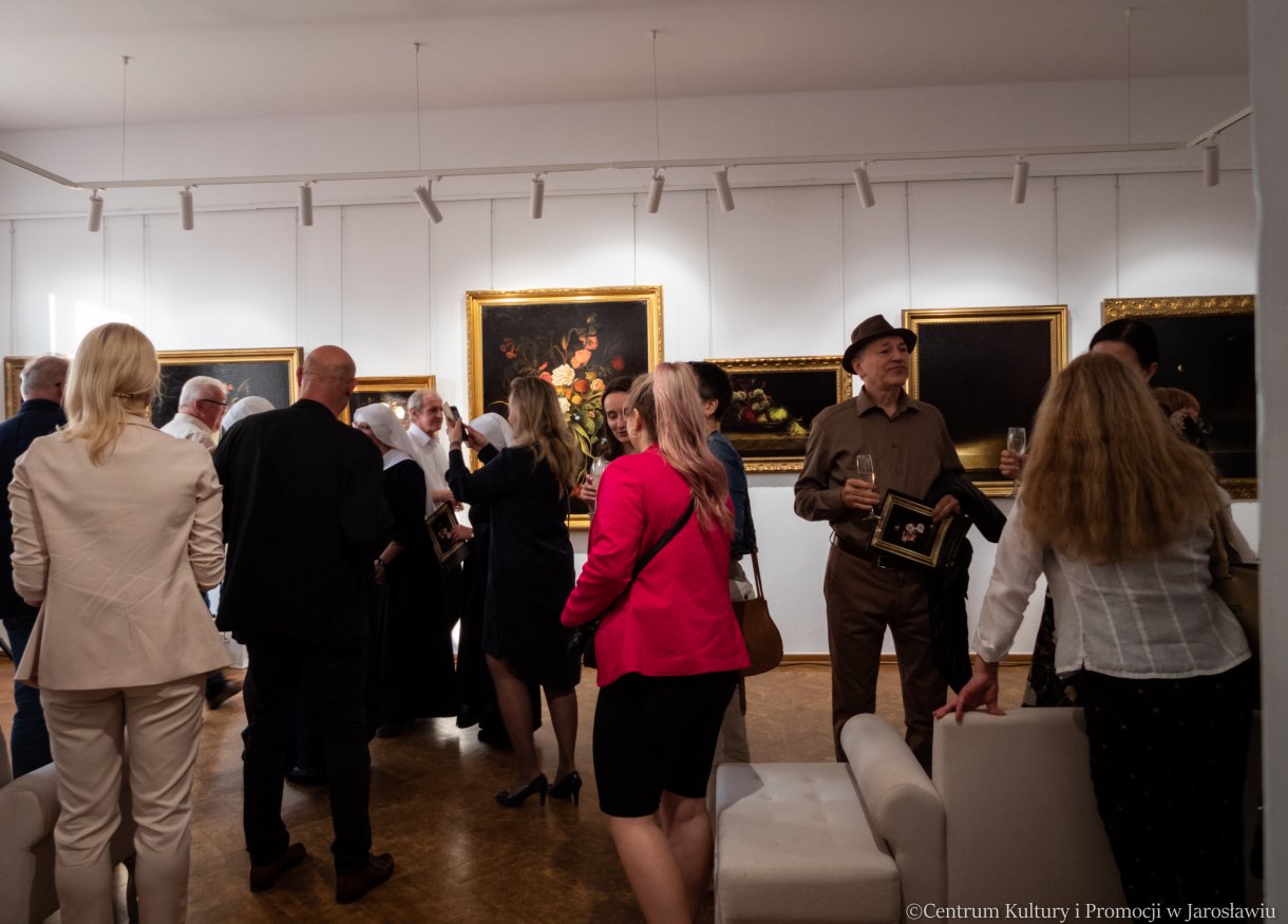 uczestnicy wernisażu, zwiedzający wystawę